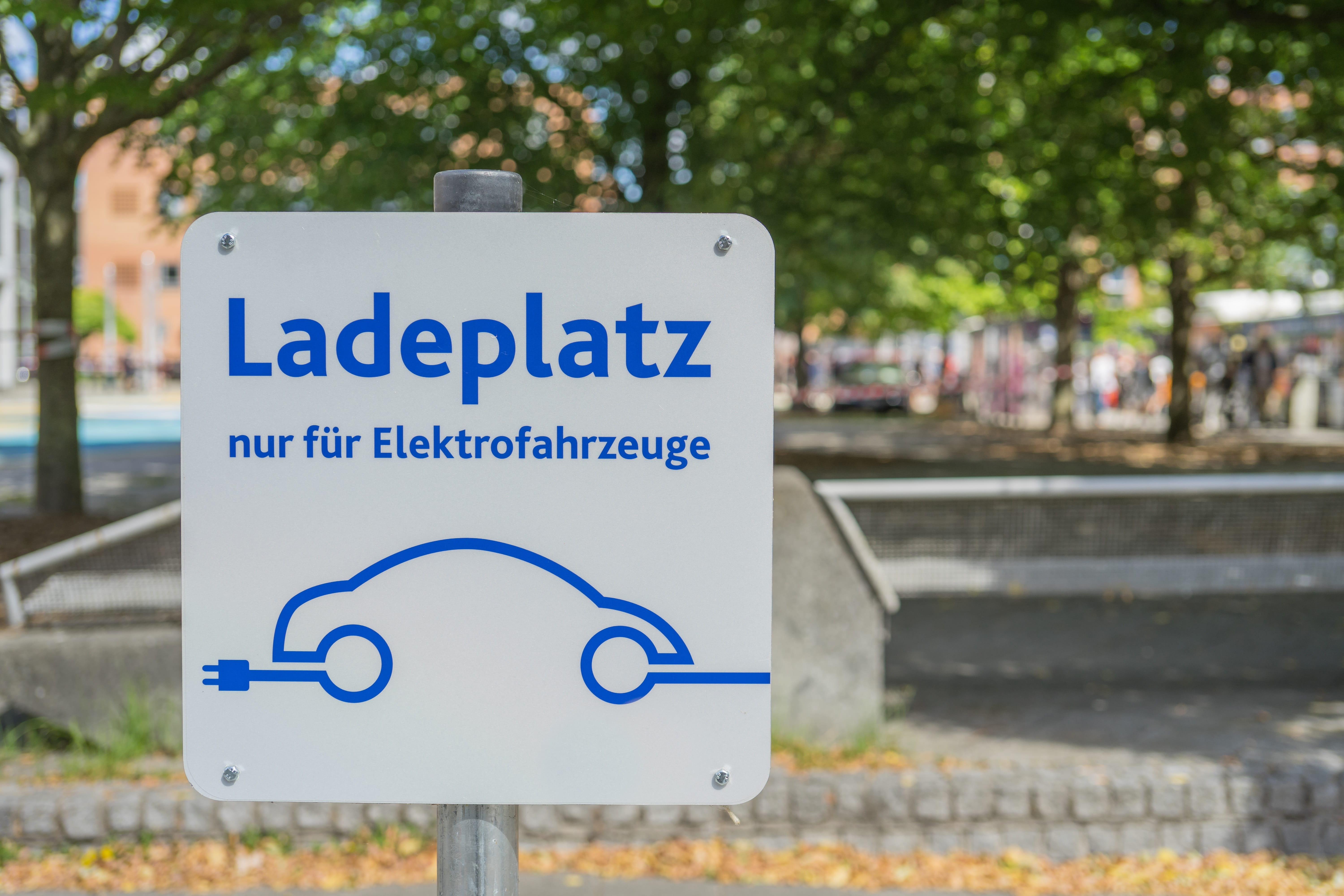close-up, disabled access, government, information sign, load time, energy, shield, day, e mobility, western script, outdoors, 5K, information, text, environment, HD Wallpaper