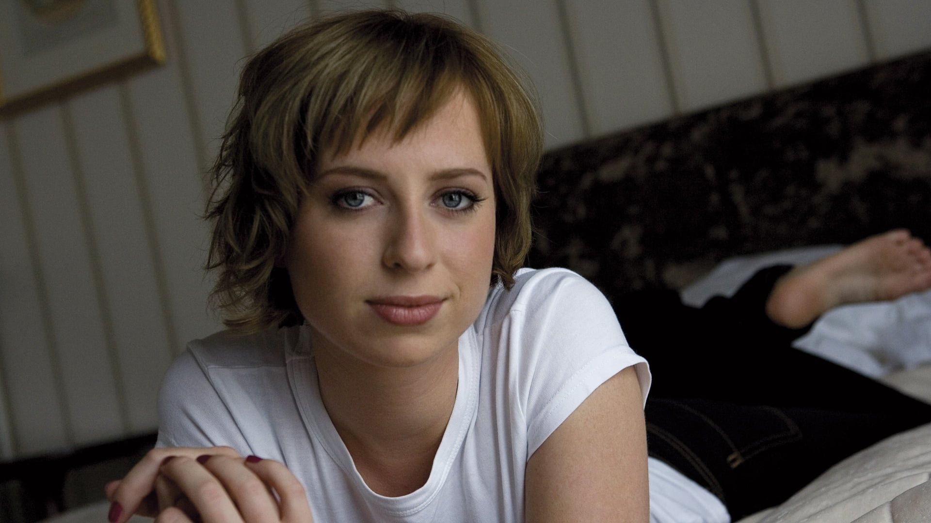 shirt, looking away, casual clothing, adult, girl, t-shirt, indoors, teenager, bed, s, lifestyles, couple - relationship, young adult, black, young women, HD Wallpaper