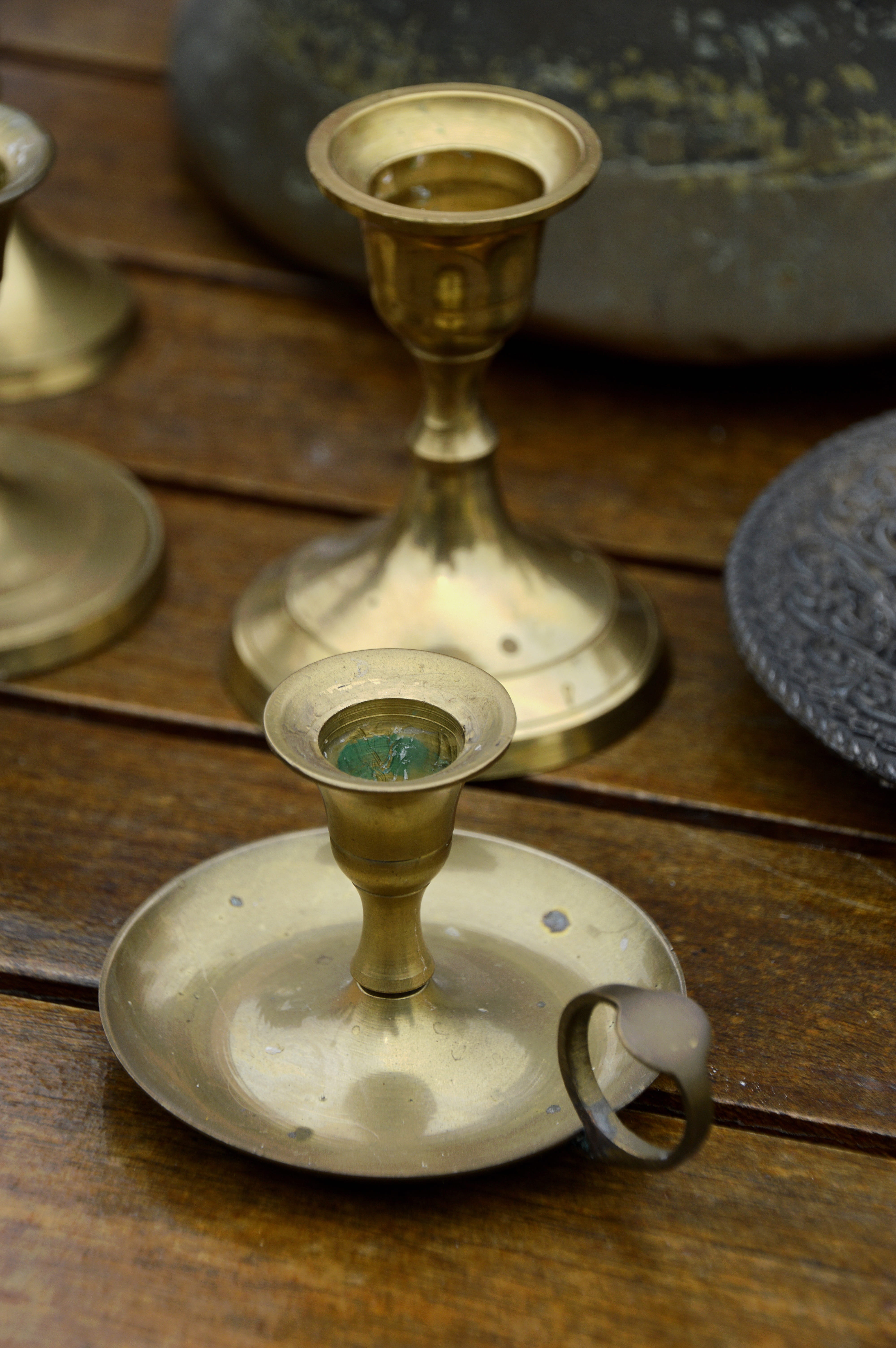 former, household equipment, indoors, bronze, 5K, day, metal, table, focus on foreground, food and drink, scale, weight scale, empty attic, high angle view, Phone HD Wallpaper