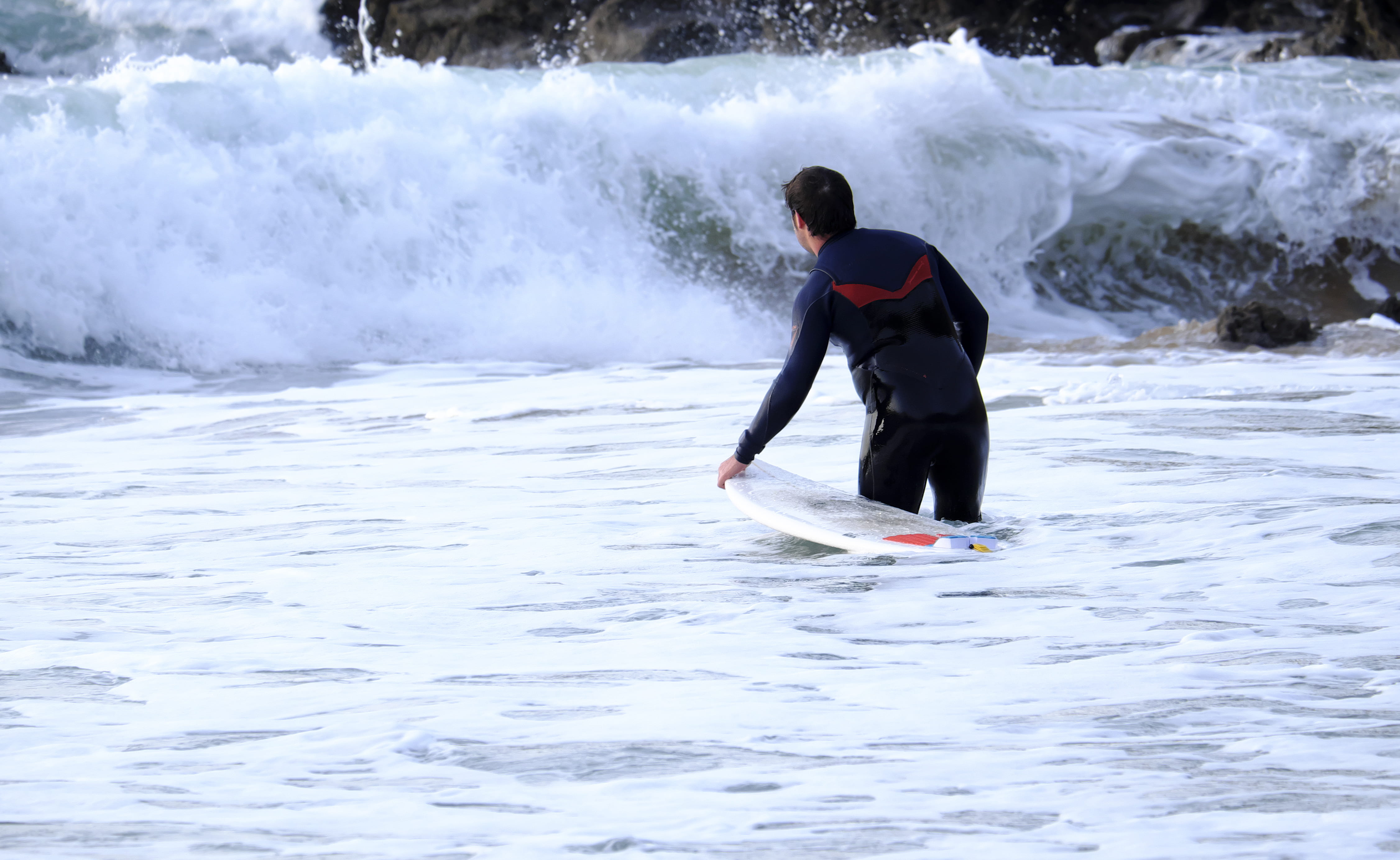 healthy, surfer, leisure activity, aquatic sport, real people, wave, full length, lifestyles, making up your mind, waterfront, water, power in nature, splashing, HD Wallpaper