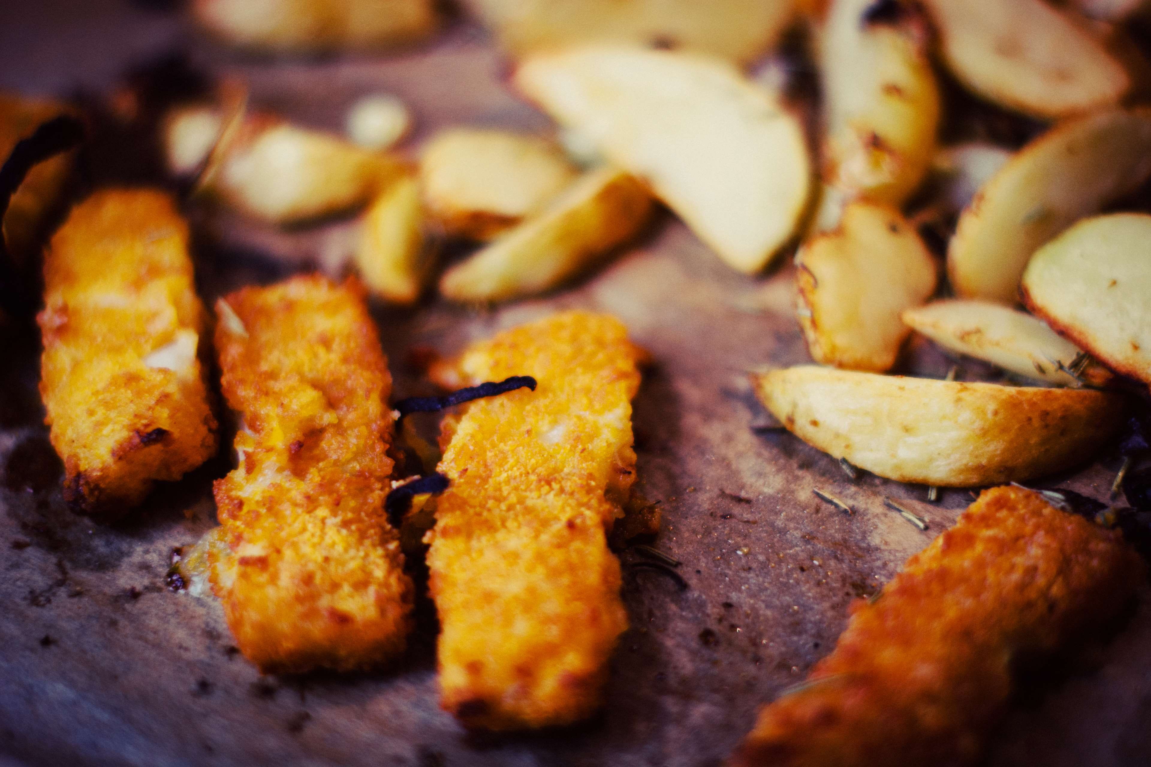 food and drink, food, theme cooking, group, fish sticks, potato wedges, fried, quartiers, 4K, still life, dinner, snack, selective focus, potato, indoors, HD Wallpaper
