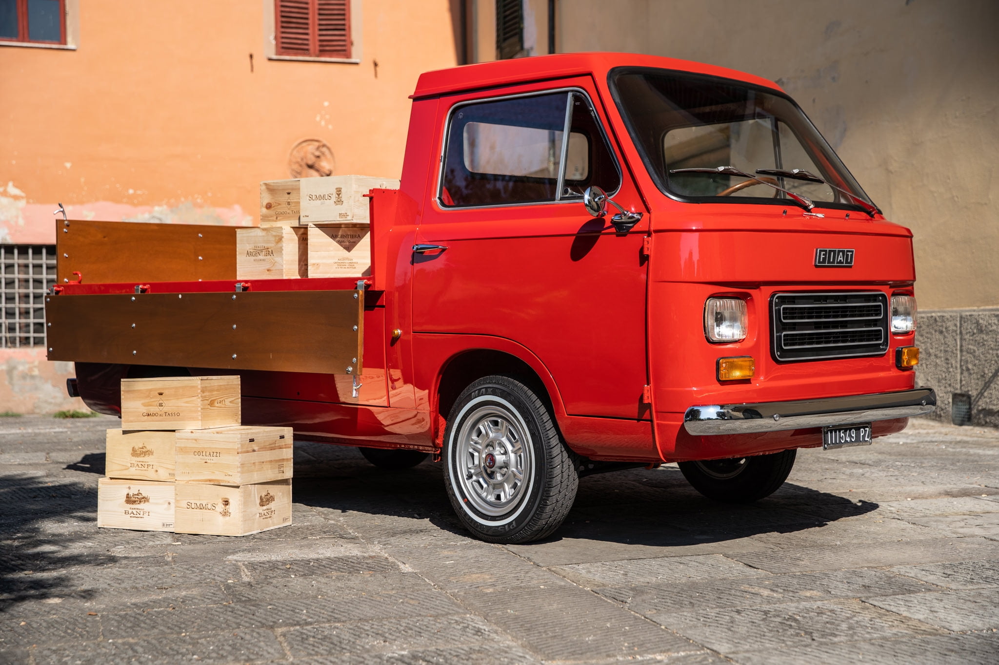 car, Van, Coriasco, parking, mode of transportation, motor vehicle, stationary, transportation, no people, Red, built structure, building, 1080P, truck, HD Wallpaper