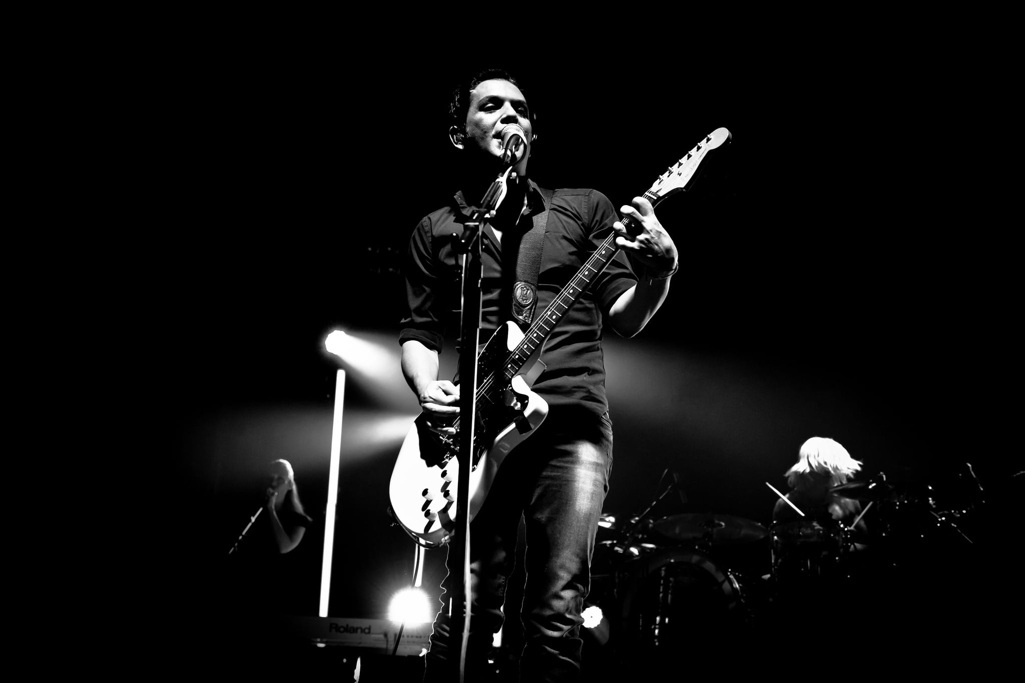 black Background, entertainment occupation, grayscale, shirt, artist, illuminated, performer, arts culture and entertainment, input device, performance, HD Wallpaper