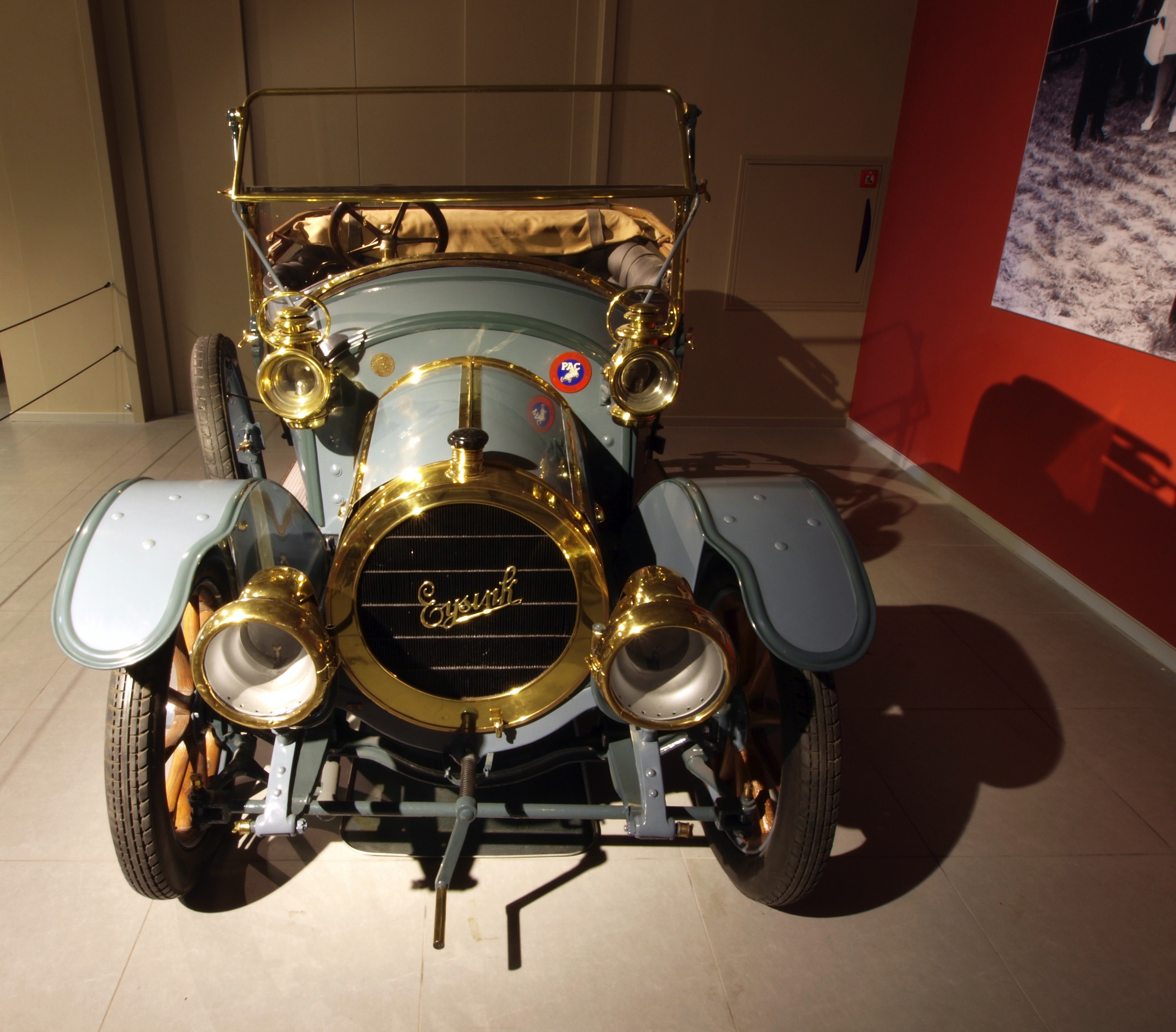 classics, mode of transportation, interior, 2K, stationary, vehicle, land vehicle, gold colored, oldster, clean, automobiles, antiques, shadow, car, classic, HD Wallpaper