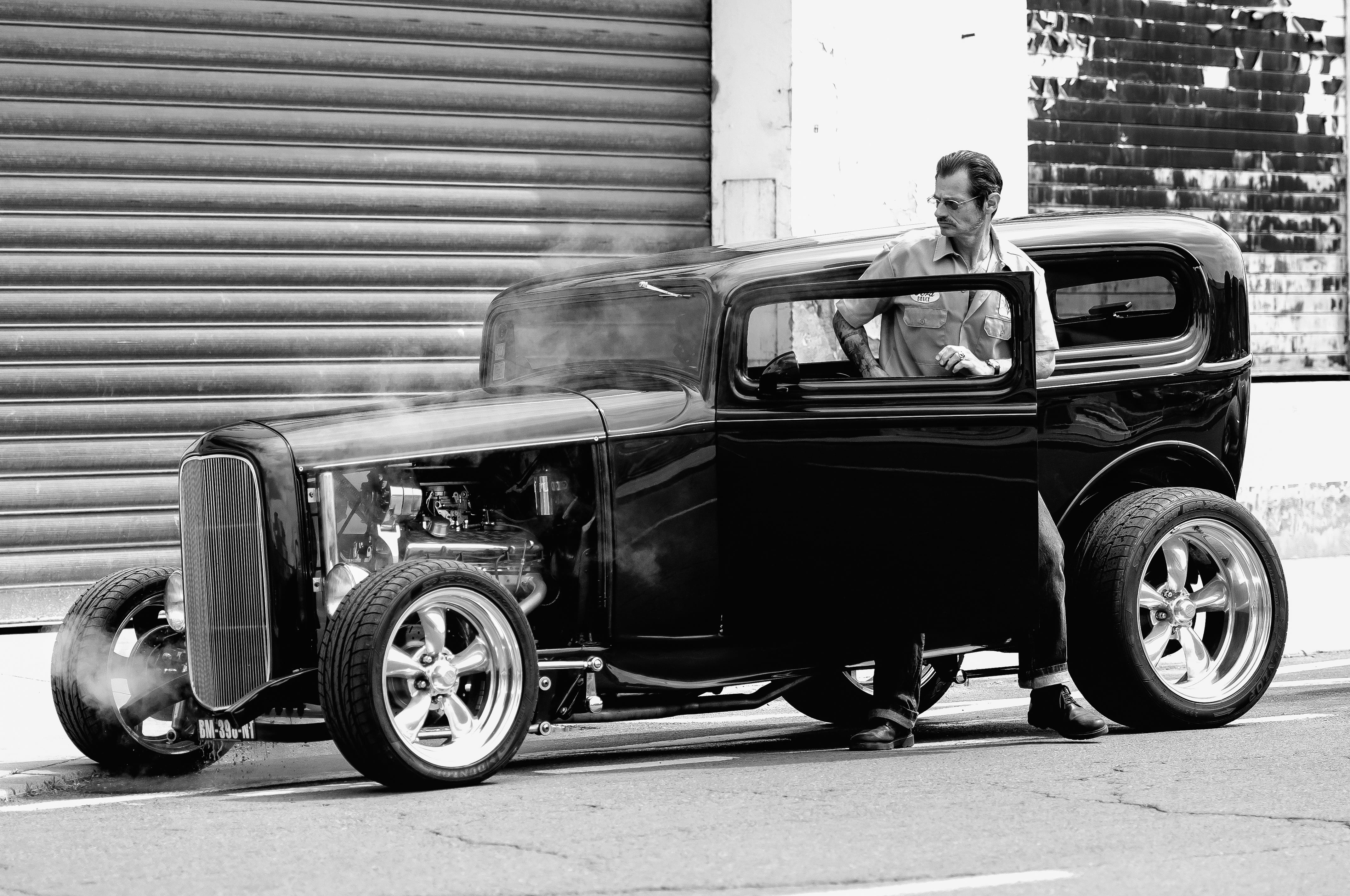 architecture, sport, full length, 4K, built structure, black and white, broken down car, garage, old, american car, street, mode of transportation, car, HD Wallpaper