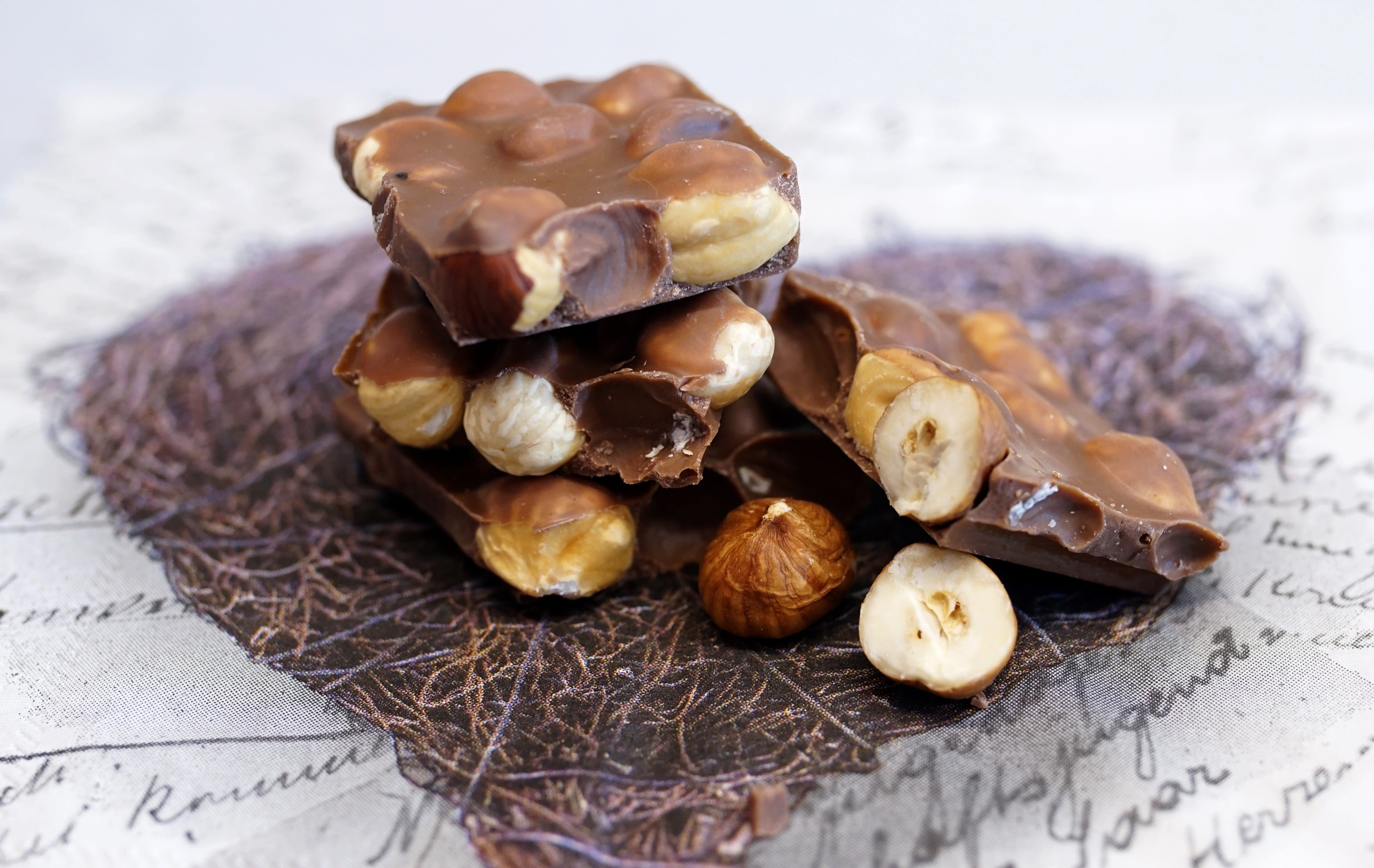 selective focus, day, eat, studio shot, vollmilchschoklade, nuts, chocolate bar, large group of objects, snack, chocolate, milk chocolate, healthy eating, HD Wallpaper