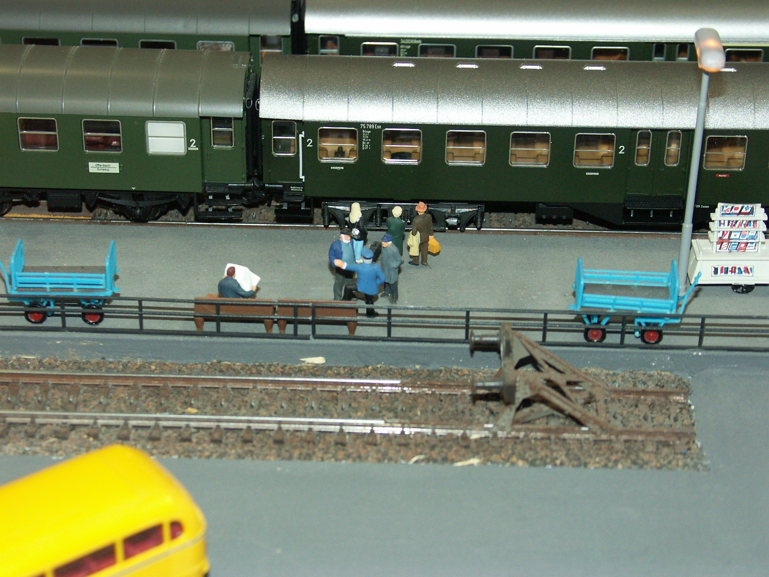 competition, platform, real people, model railway, high angle view, lifestyles, men, sport, road, mode of transportation, railway station, transportation, HD Wallpaper
