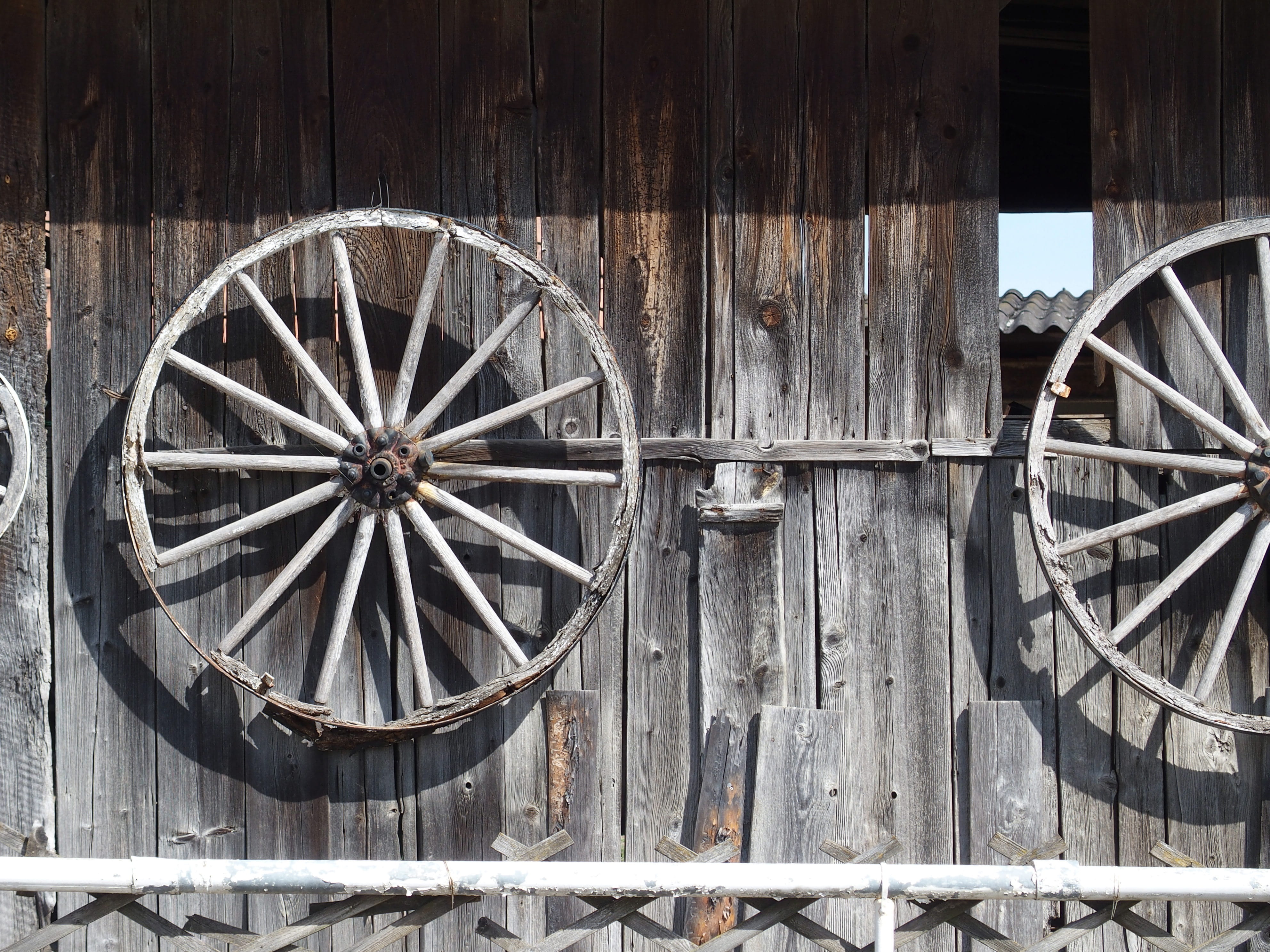 4K, vacation, wall - building feature, close-up, Barn, rusty, Wood, no people, wheel, metal, boards, geometric shape, wood - material, pattern, old farmhouse, HD Wallpaper
