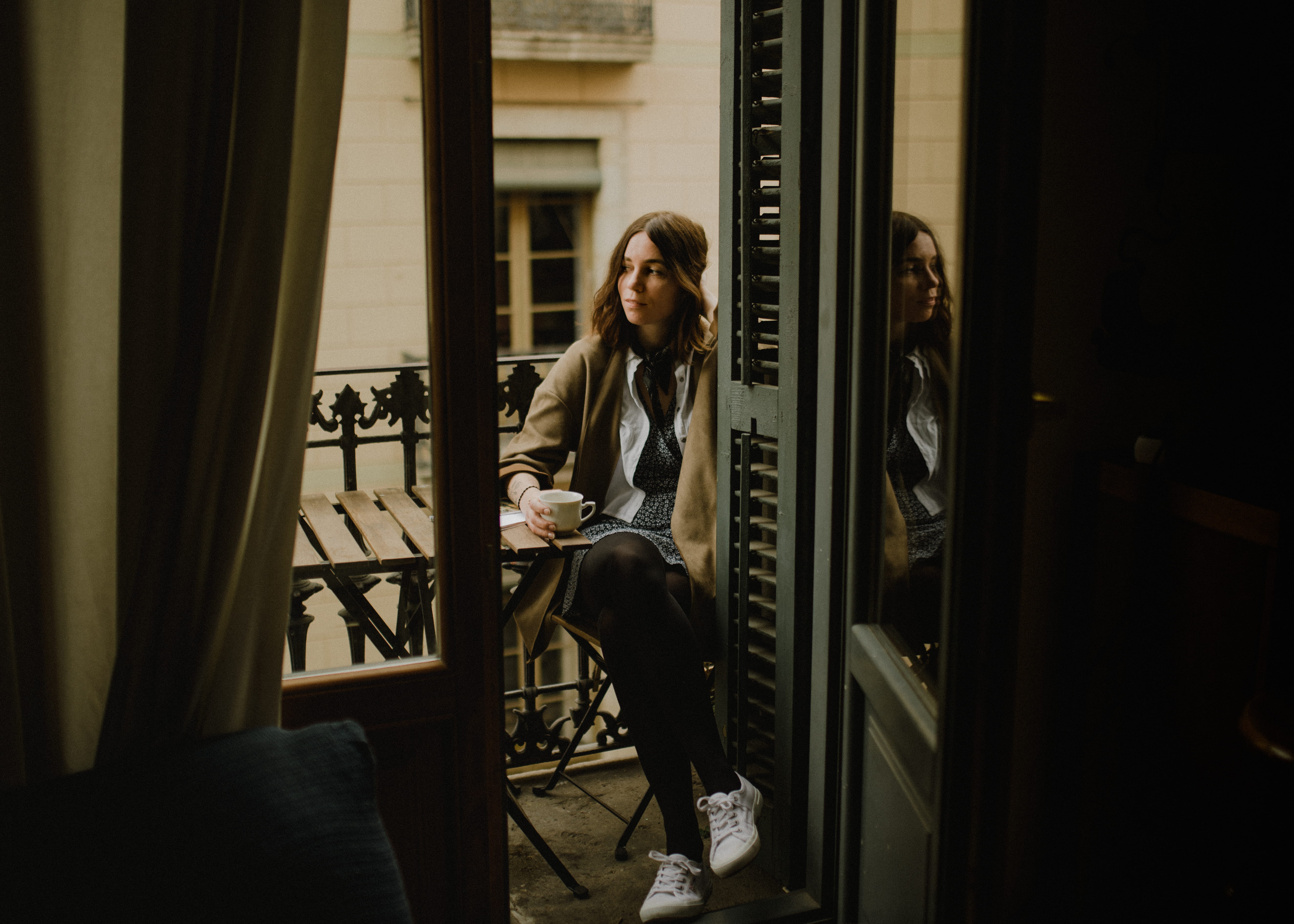 woman, real people, cup, lifestyles, seat, crossing, table, young adult, holding, legs, technology, door, one person, chair, doorway, contemplation, daytime, HD Wallpaper