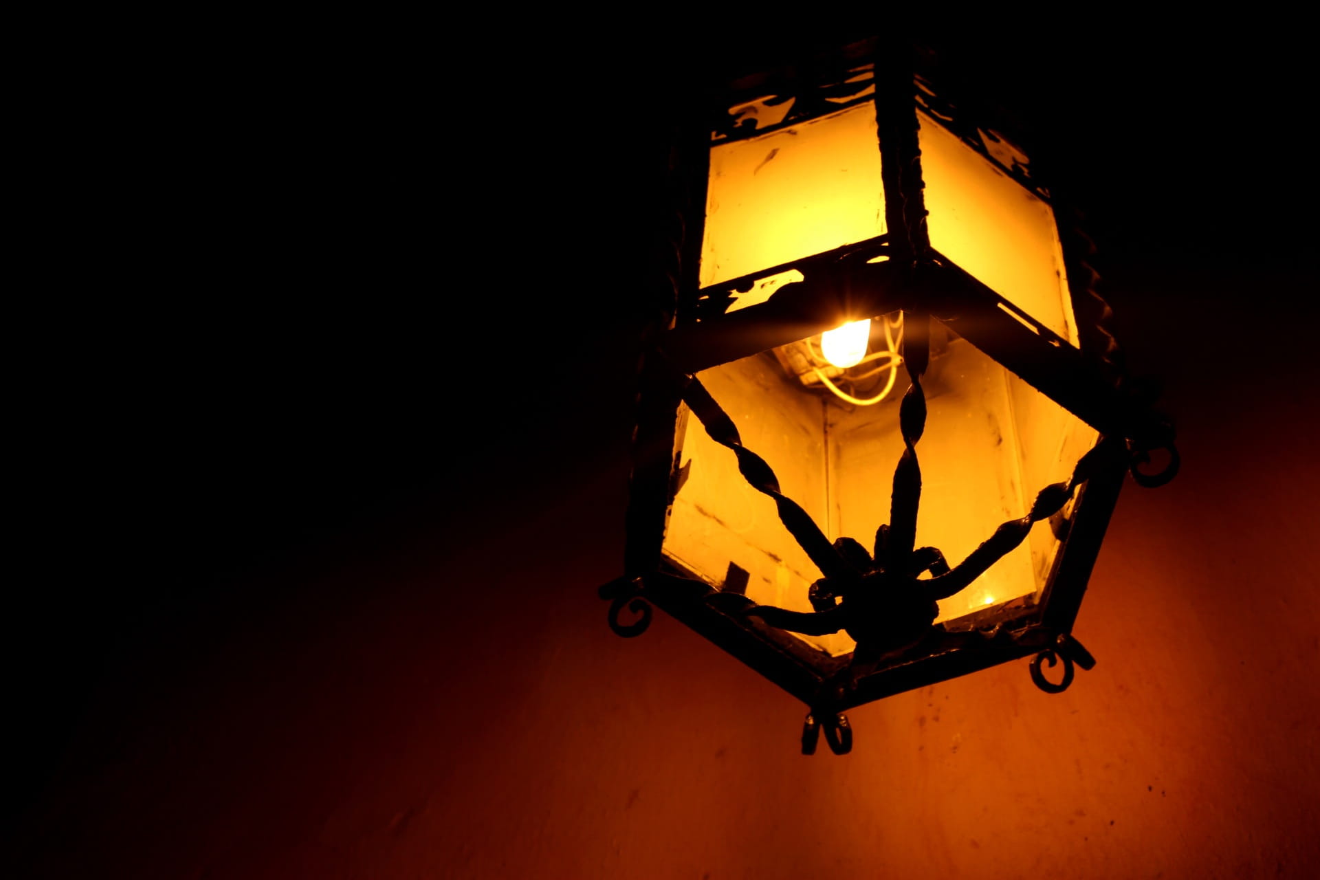 lantern, Light, decoration, rustic, Focus, adults only, Lamp, people, no people, dark, low angle view, light bulb, illuminated, architectural, penumbra, HD Wallpaper