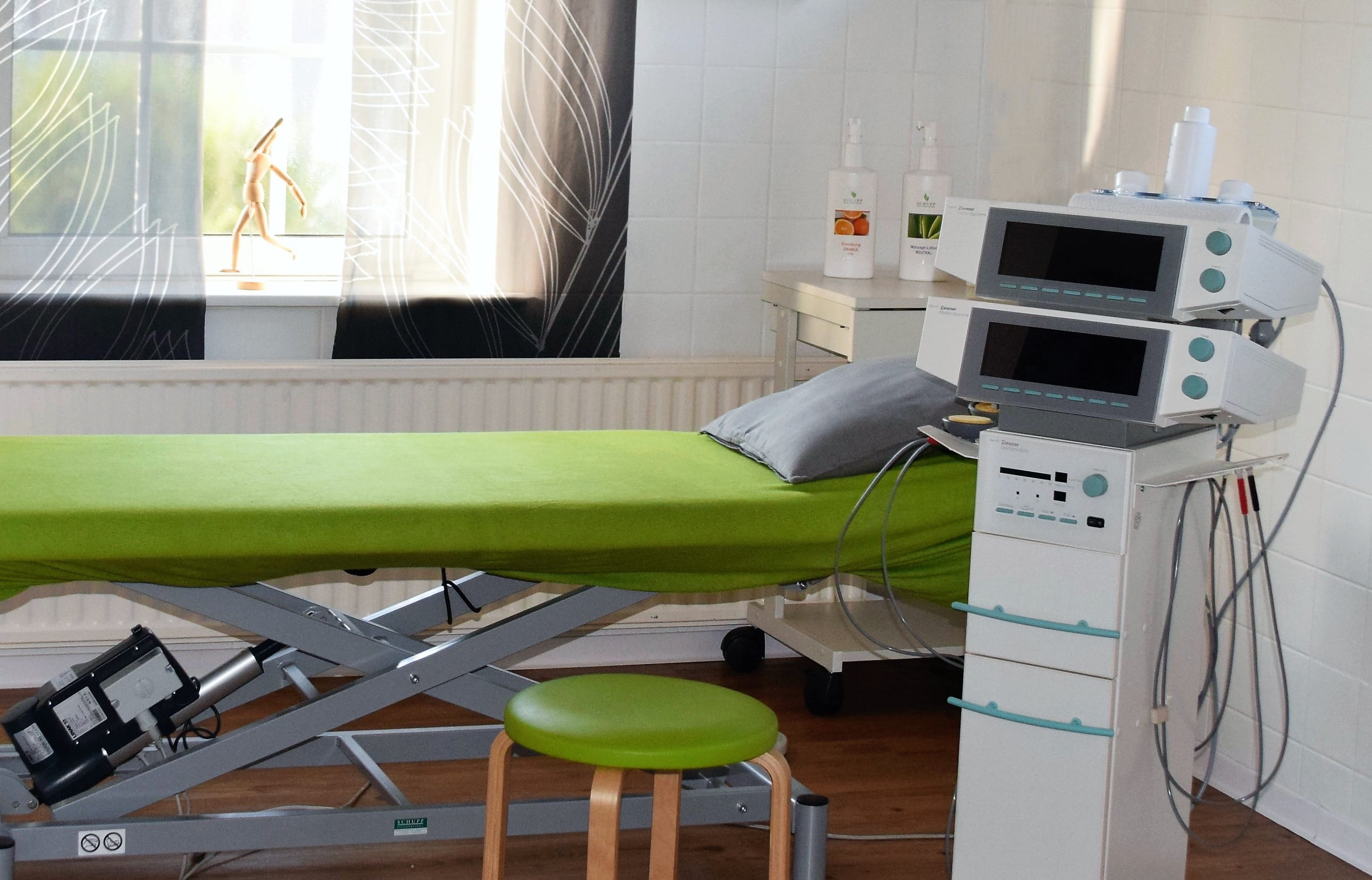 liège, indoors, seat, physiotherapy, futuristic, nature, practice, 2K, computer monitor, no people, technology, hospital, computer, green color, electro-therapy, HD Wallpaper