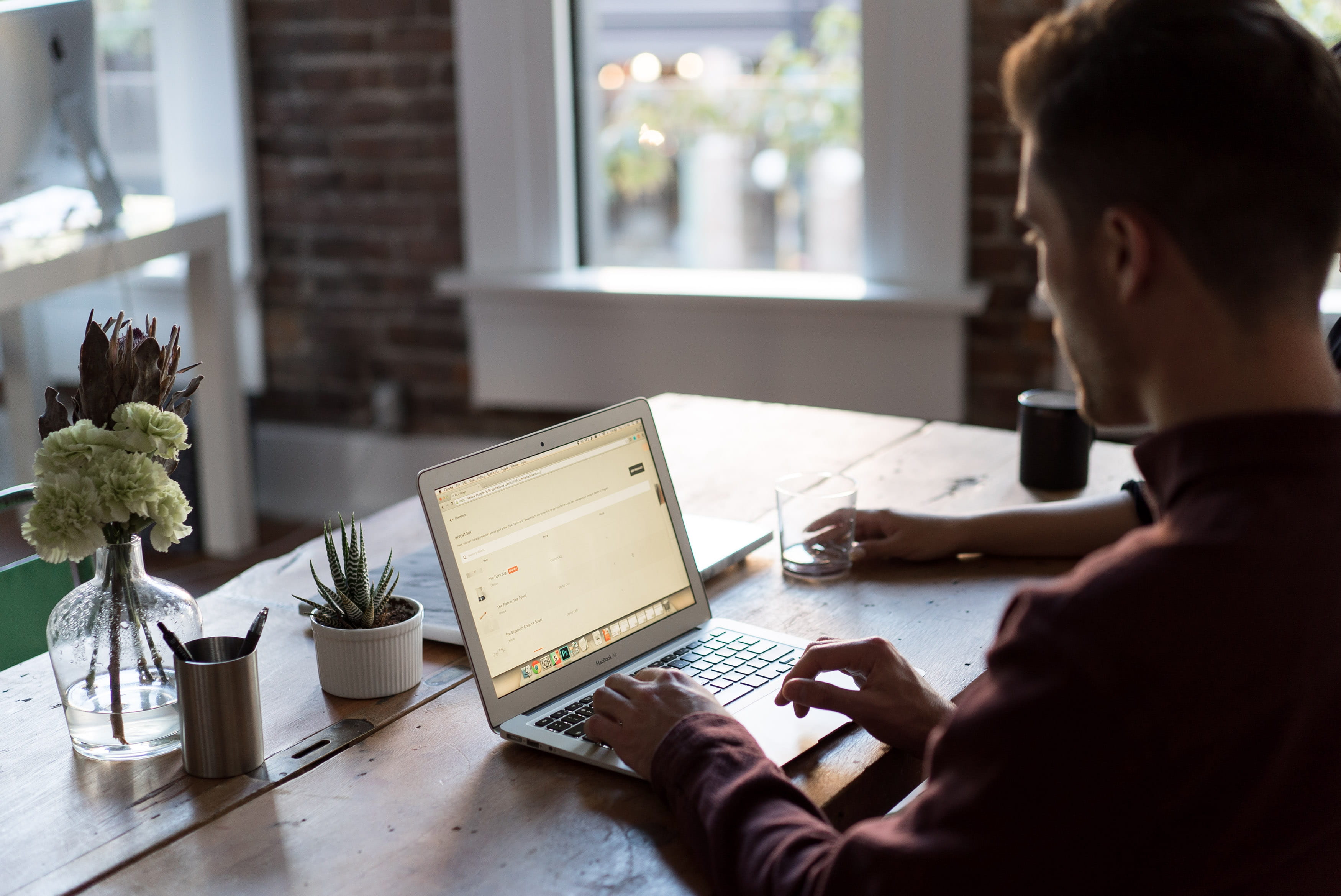 wireless technology, men, computer, day, laptop, one person, indoors, connection, man, working, business, 2K, pen, home, technology, using laptop, operating, HD Wallpaper