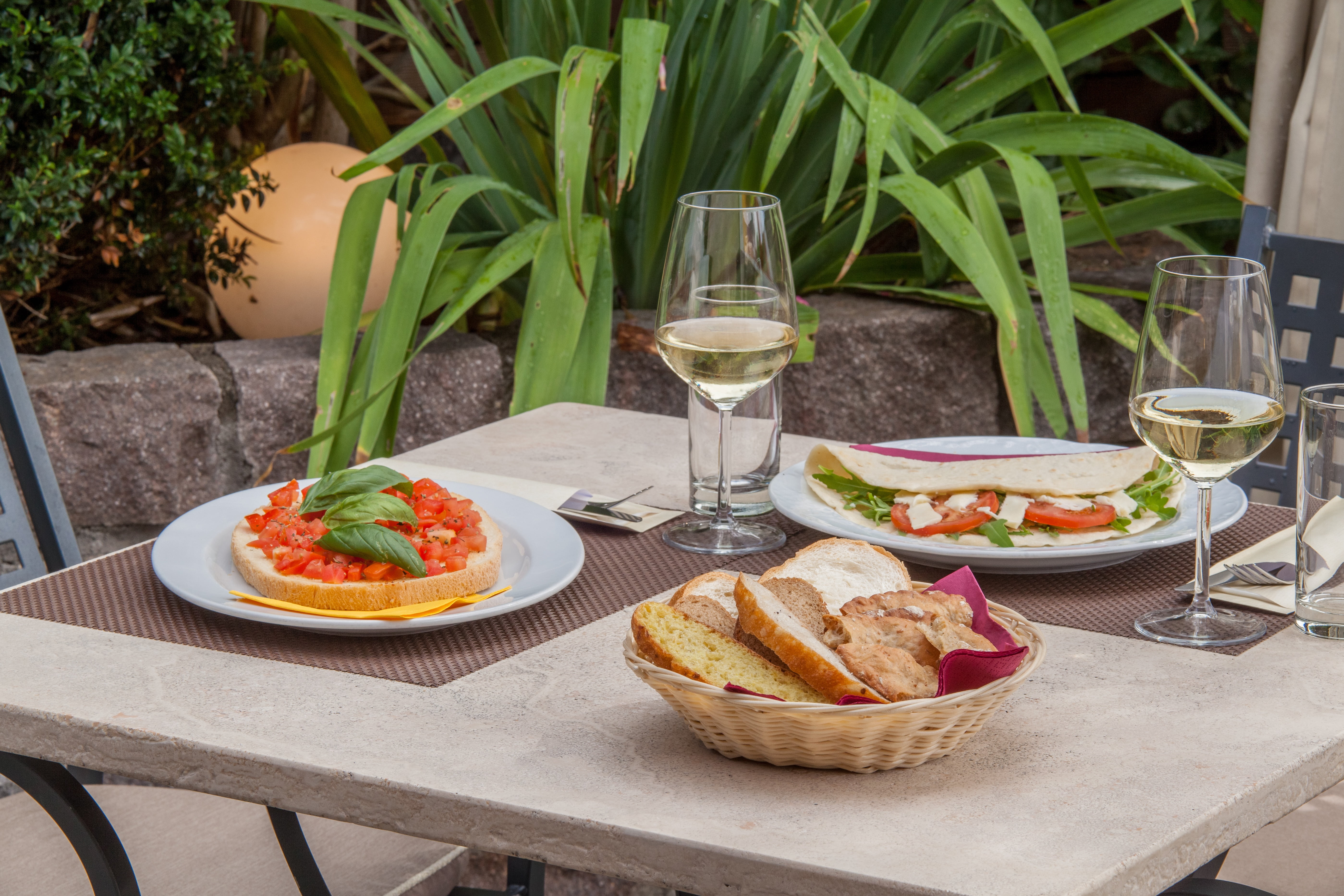 table, basket, funny, plates, plate, food and drink, butler, healthy eating, eating utensil, food, breads, refreshment, beverages, outdoors, wellbeing, HD Wallpaper