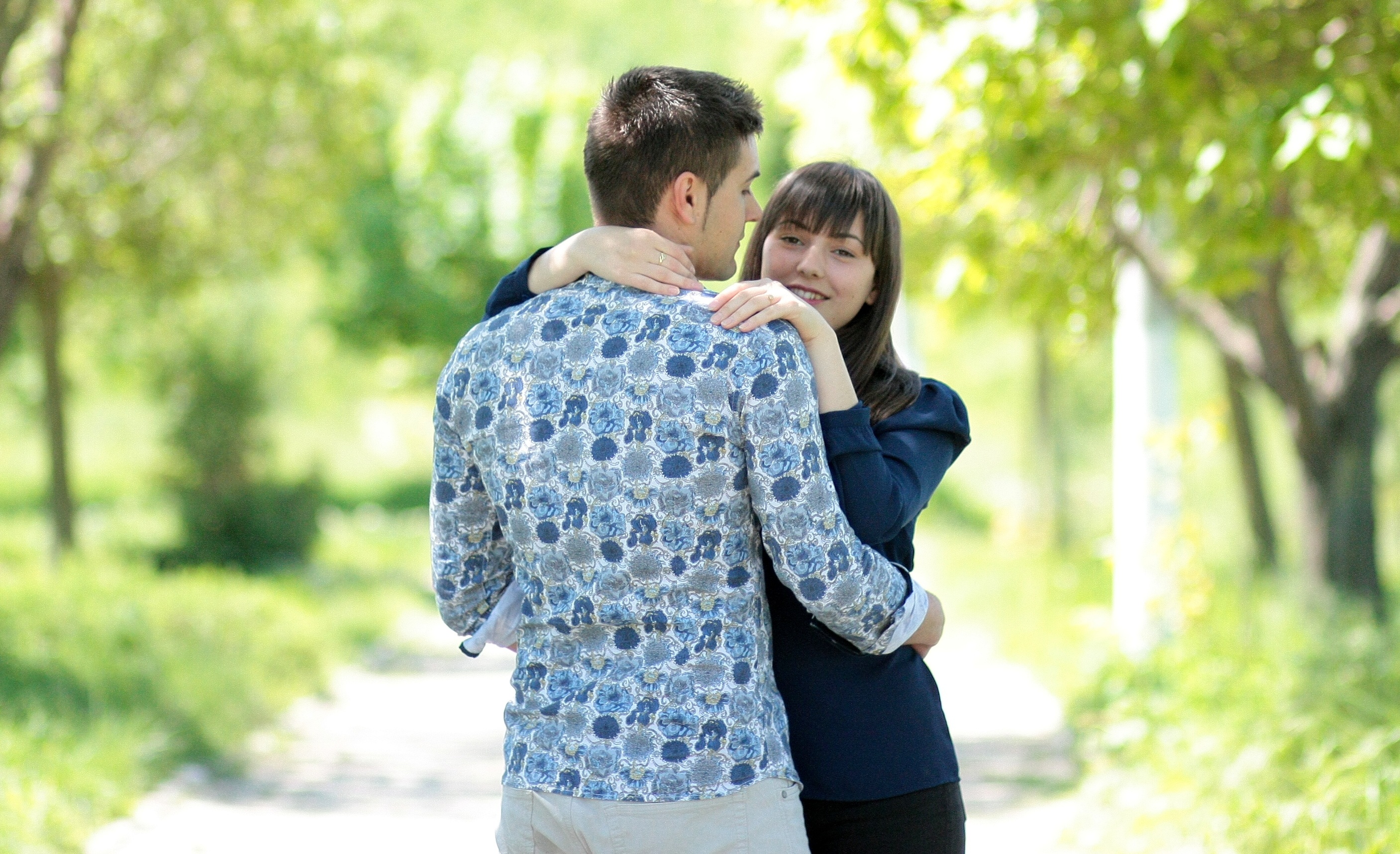 caucasian Ethnicity, adult, 2K, beauty, hug, focus on foreground, day, young men, leisure activity, heterosexual Couple, woman, park, lifestyles, dating, HD Wallpaper