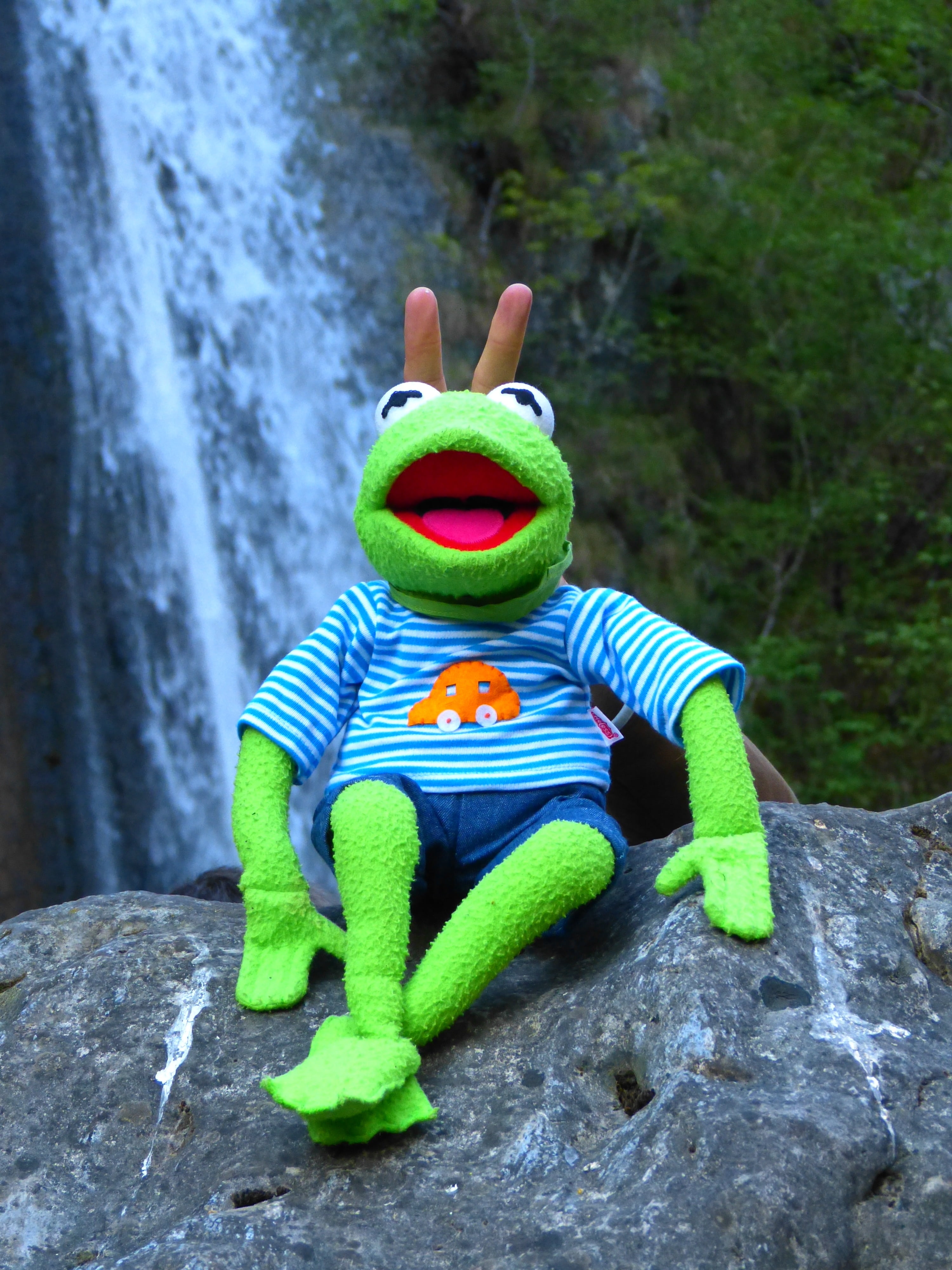no people, creativity, toy, sit, kermit, laugh, rock, fun, art and craft, solid, nature, mouth open, focus on foreground, green, animal themes, craft, day, Phone HD Wallpaper