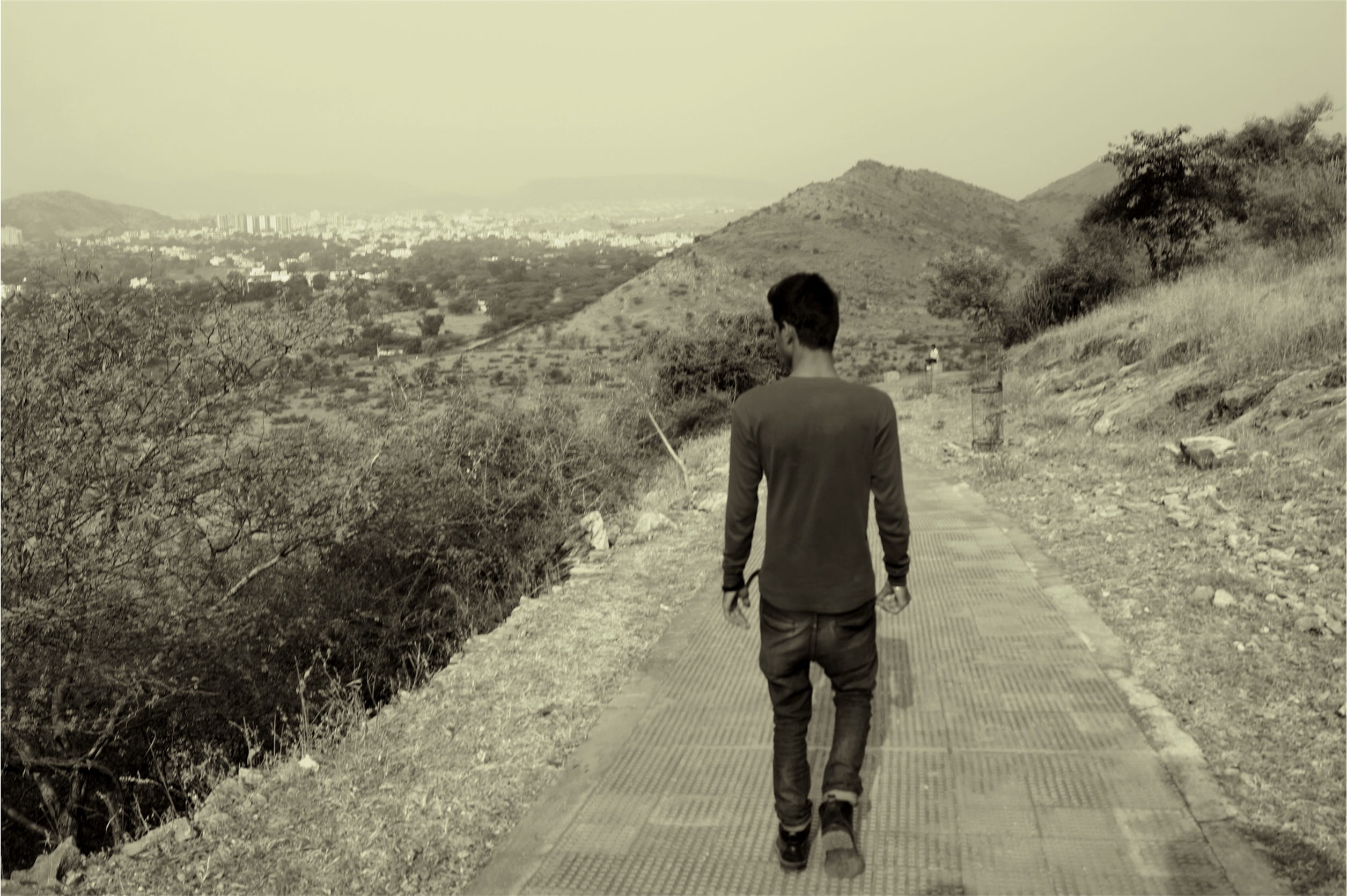 hills, the way forward, walking, landscape, looking at view, 1080P, town, city, jeans, mountain, mountains, leisure activity, day, rear view, real people, HD Wallpaper