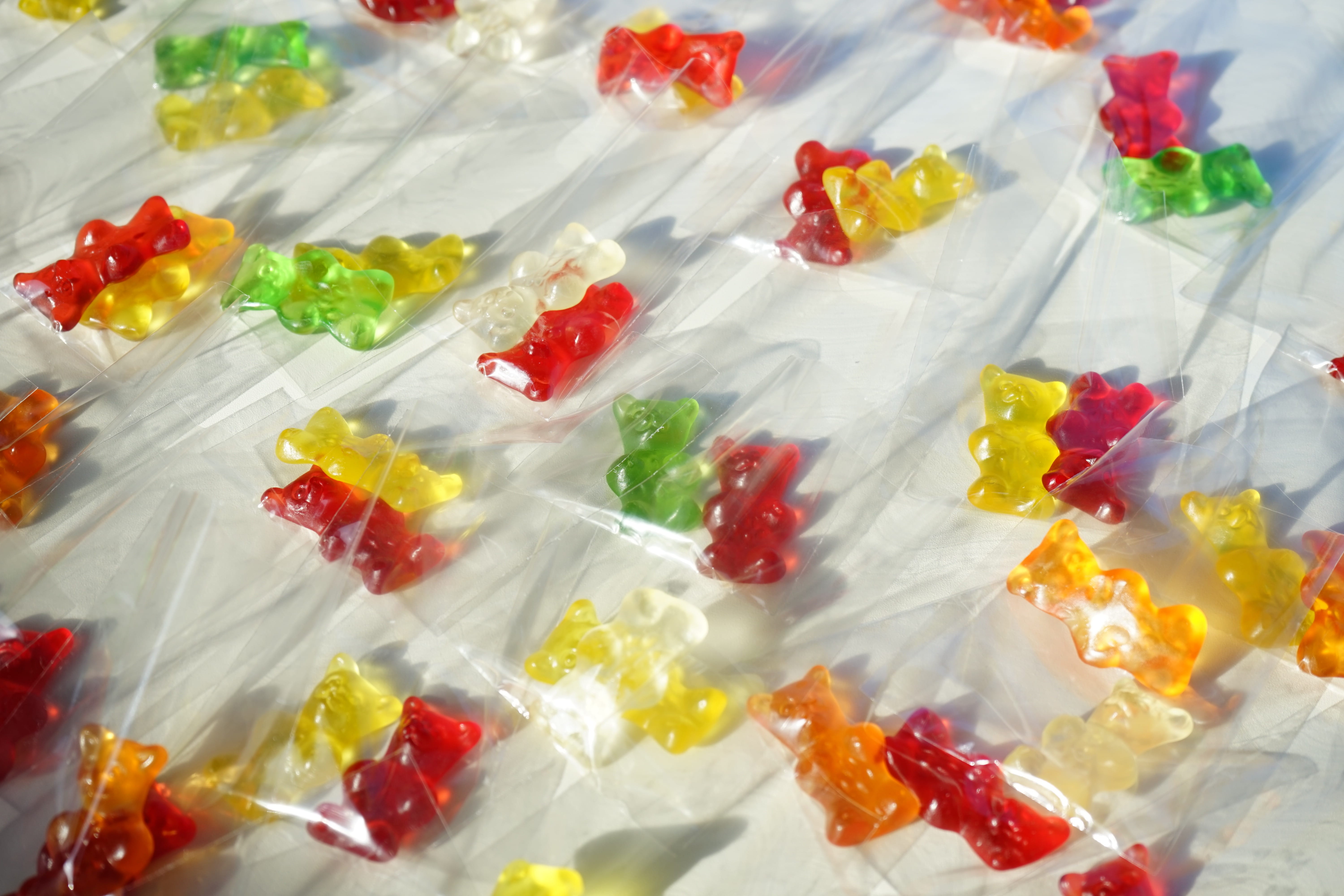 nibble, freshness, cellophane, plastic, healthy eating, indoors, close-up, gelatin, full frame, Gummi Bears, gummibärchen, flower, food and drink, mitbringsel, HD Wallpaper