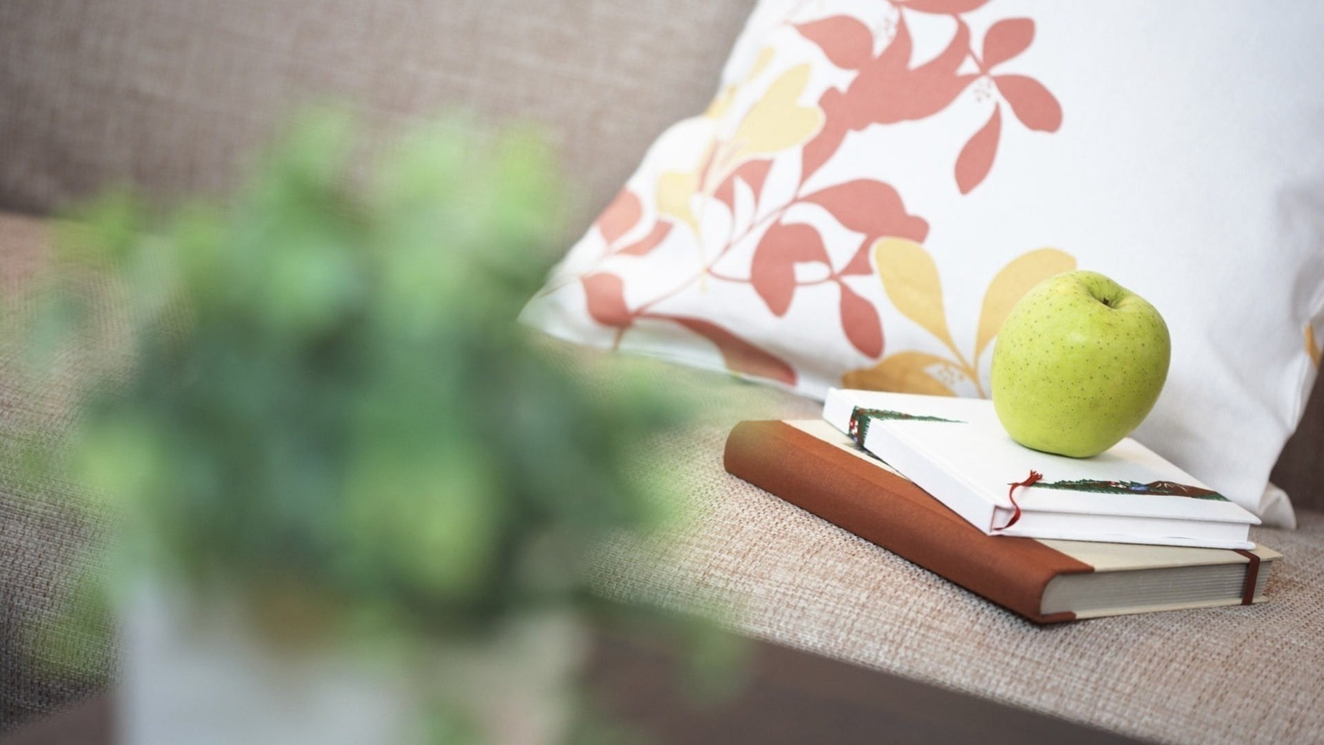 reading, education, wood - Material, paper, blurring, wellbeing, focus on foreground, pencil, lifestyles, publication, apple - Fruit, no People, apple, HD Wallpaper