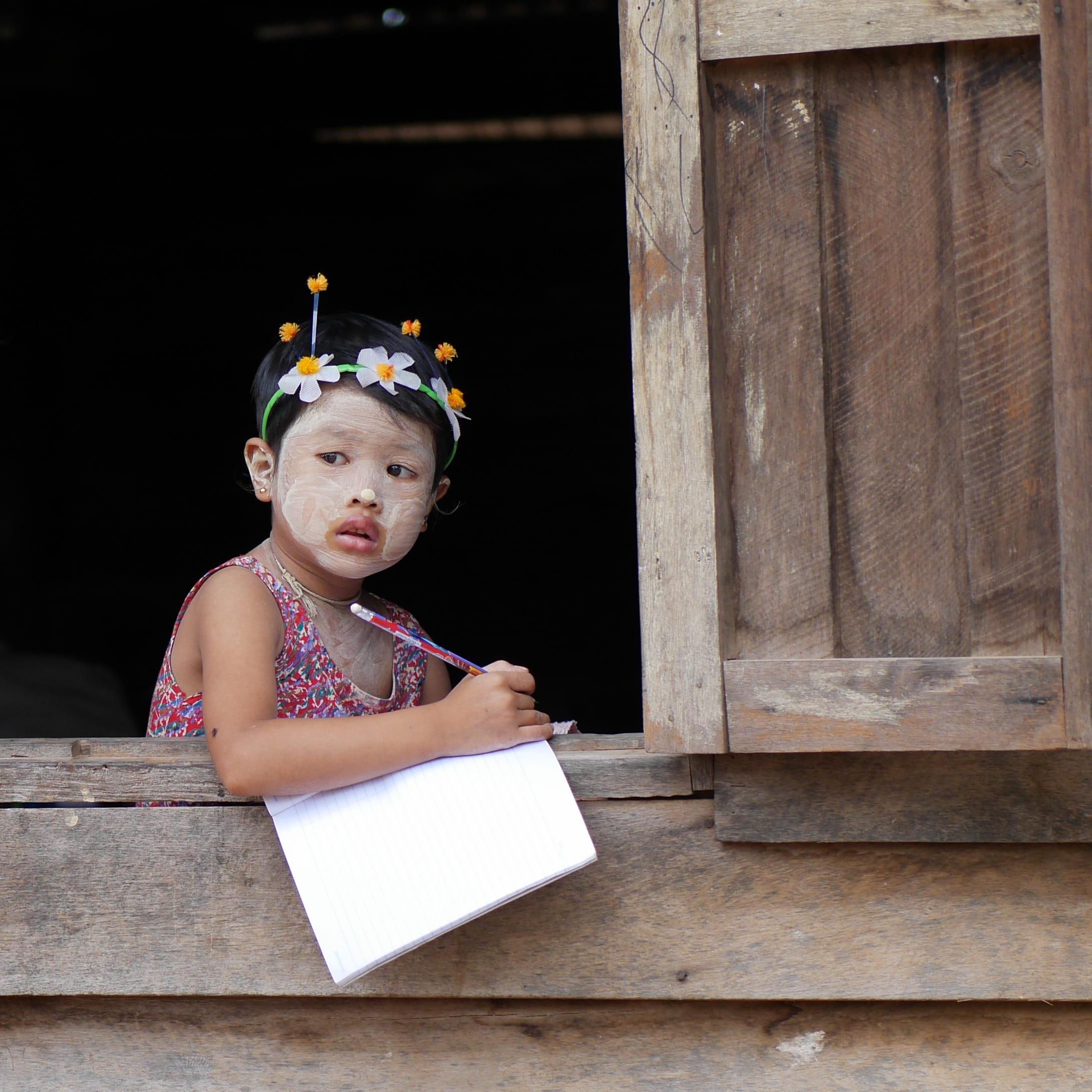 contemplation, holding, lined, innocence, school children, looking, teaching, homework, crown, myanmar, girls, pencil, entrance, burma, students, white, Phone HD Wallpaper