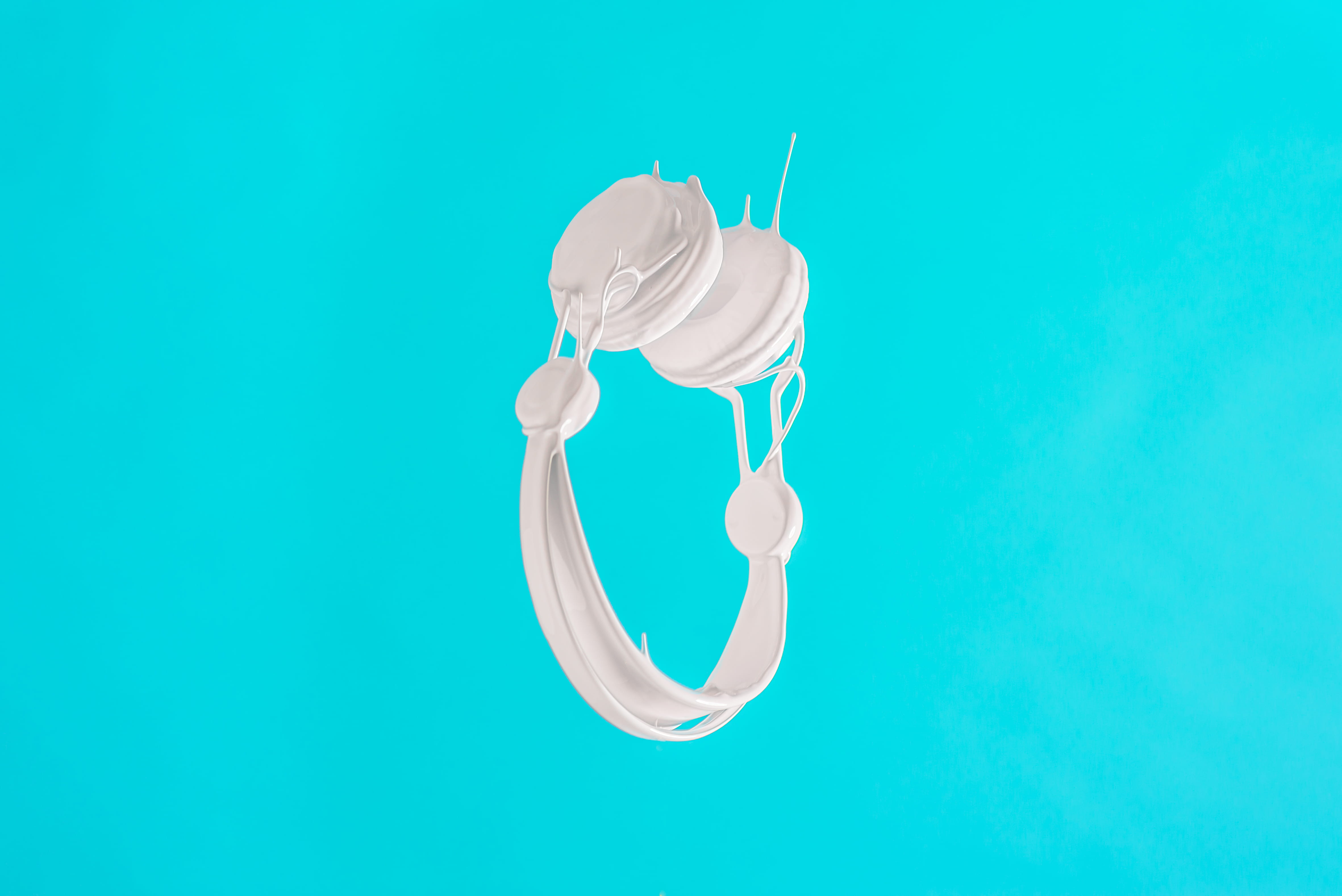 blue background, audífonos, headphones, turquoise colored, energy efficient lightbulb, water, gadget, colored background, composición, falling, simplicity, HD Wallpaper