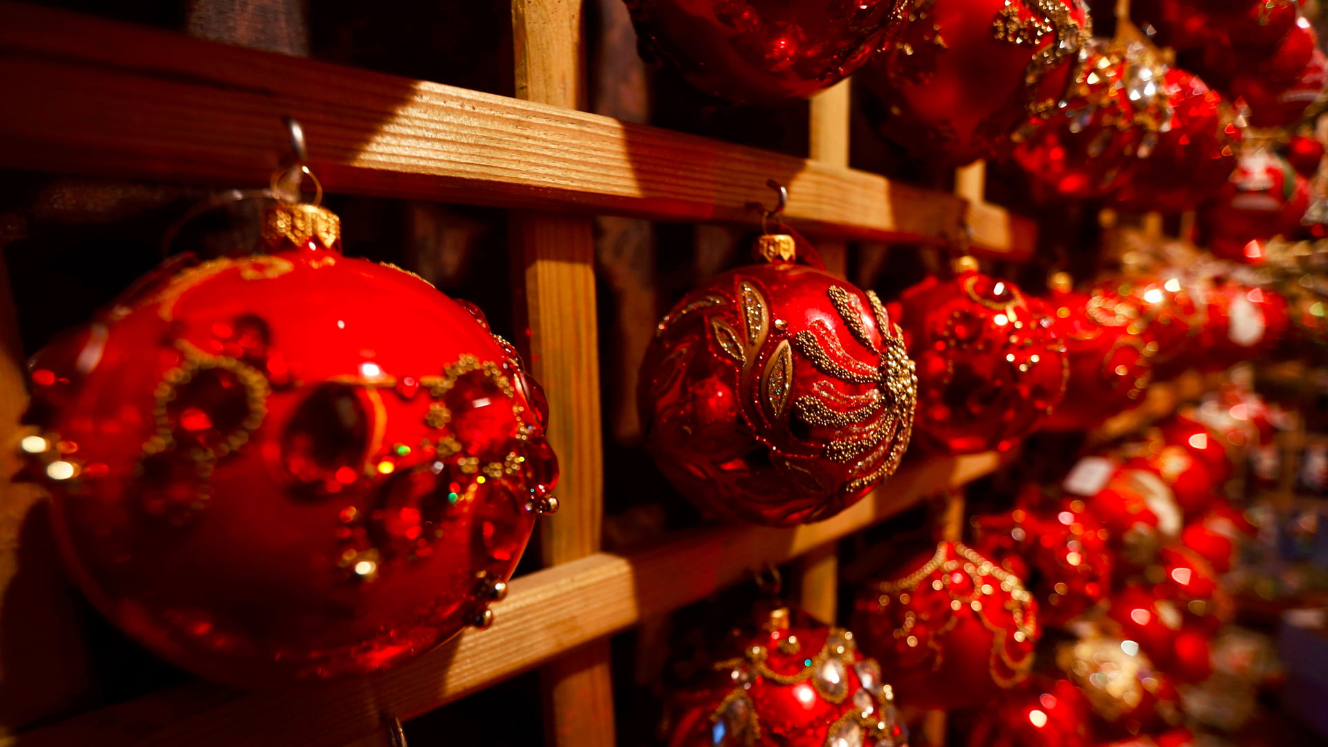 selective focus, craft, beverage, no people, christmas ornament, liquid, decoration, flower, holiday, sphere, celebrate, seasonal, creativity, red, ribbon, HD Wallpaper
