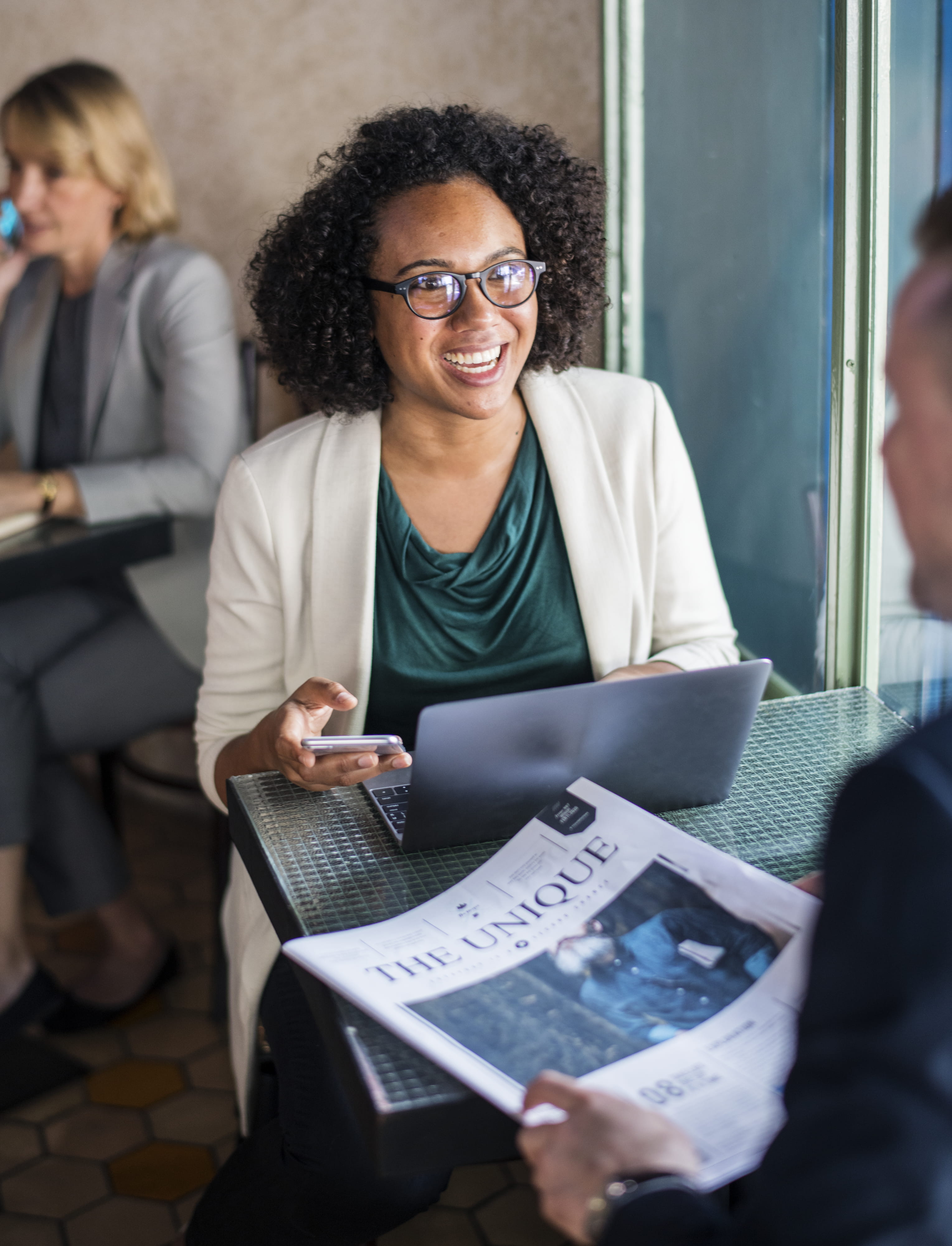 discussing, cafe, discussion, coffee, african american, financial, young women, couple, gla, sitting, communication, breakfast, busy, front view, daily news, Phone HD Wallpaper