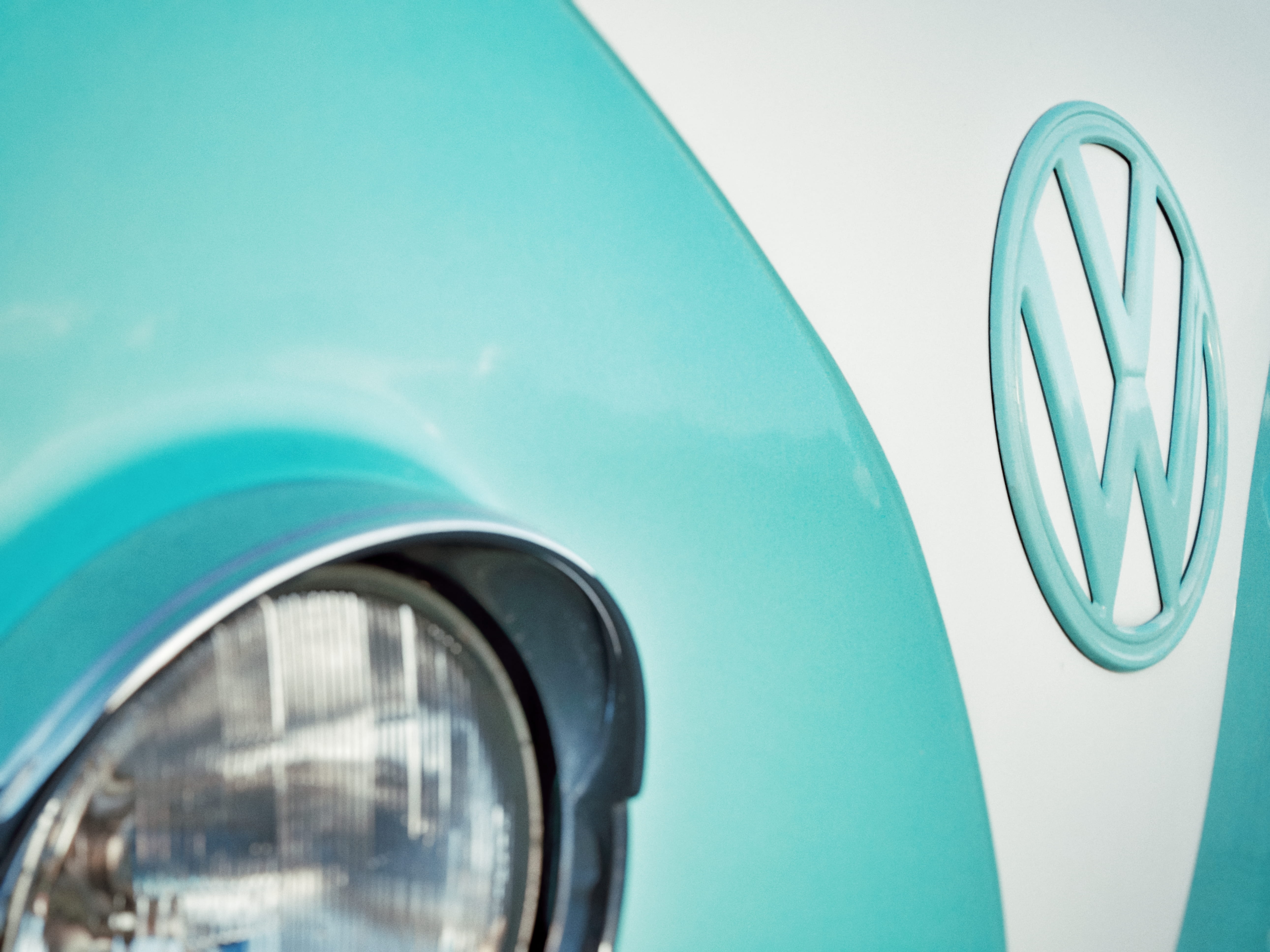 motion, modern, motor vehicle, close, photo, day, high angle view, volkswagen, transportation, copy space, car, vw, curve, no people, blue, type, architecture, HD Wallpaper
