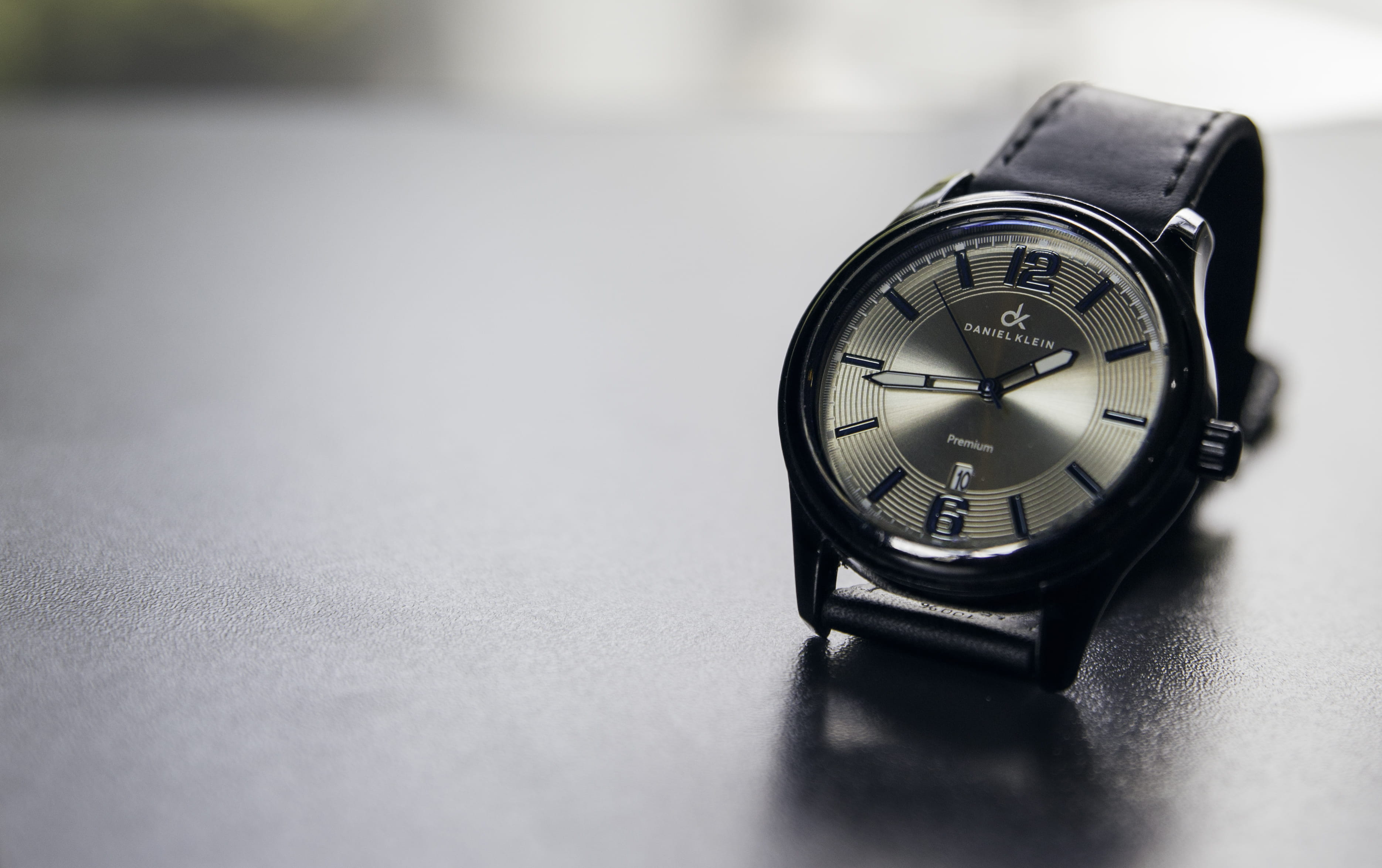 close-up, wristwatch, hours, single object, technology, accuracy, south africa, 2K, time, rosebank, selective focus, johannesburg, negative space, date, HD Wallpaper