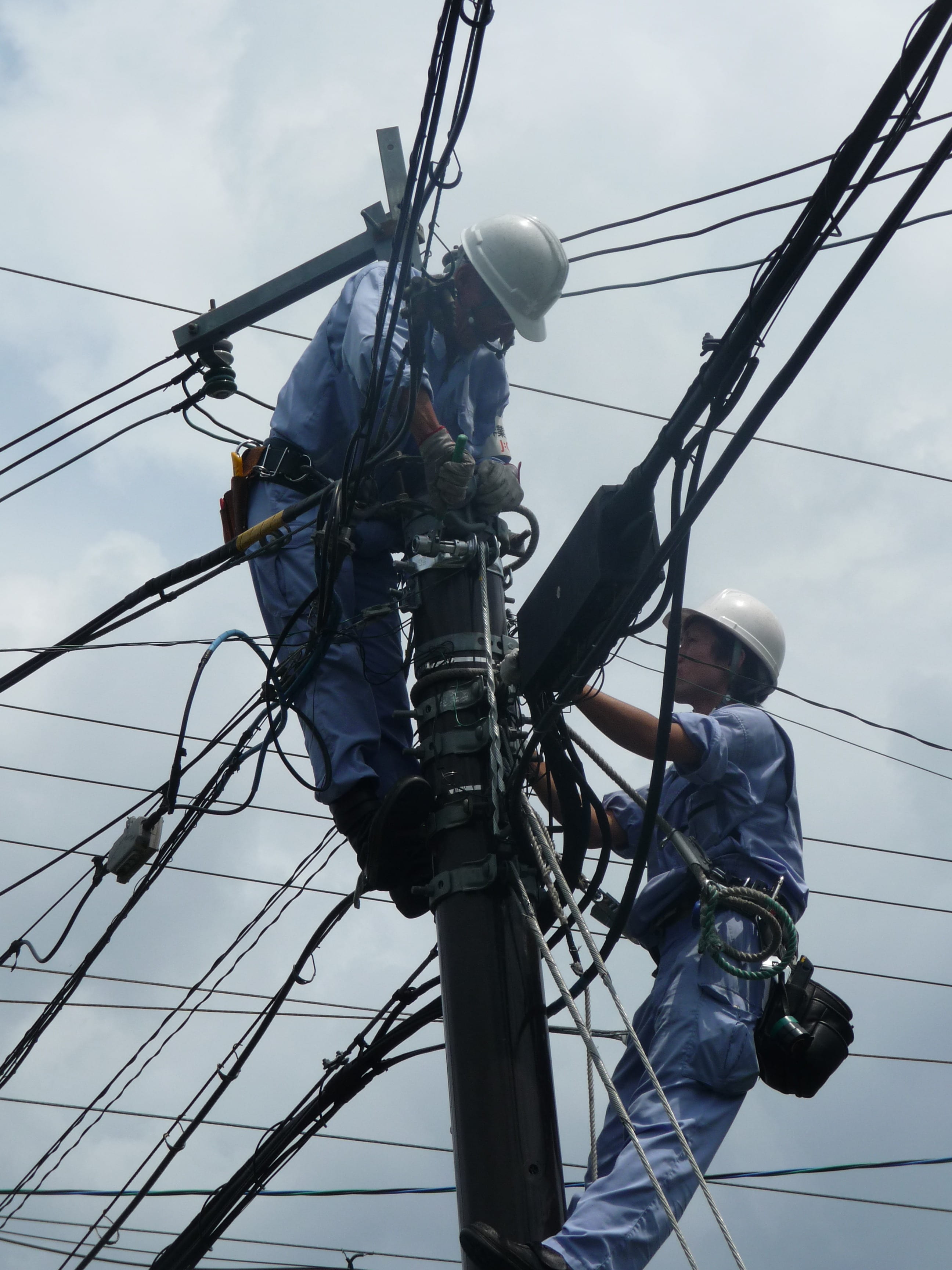 men, mechanic, real people, repair, fitters, safety harness, post, maintenance engineer, electrical installation, 2K, cables, day, working, electrician, Phone HD Wallpaper
