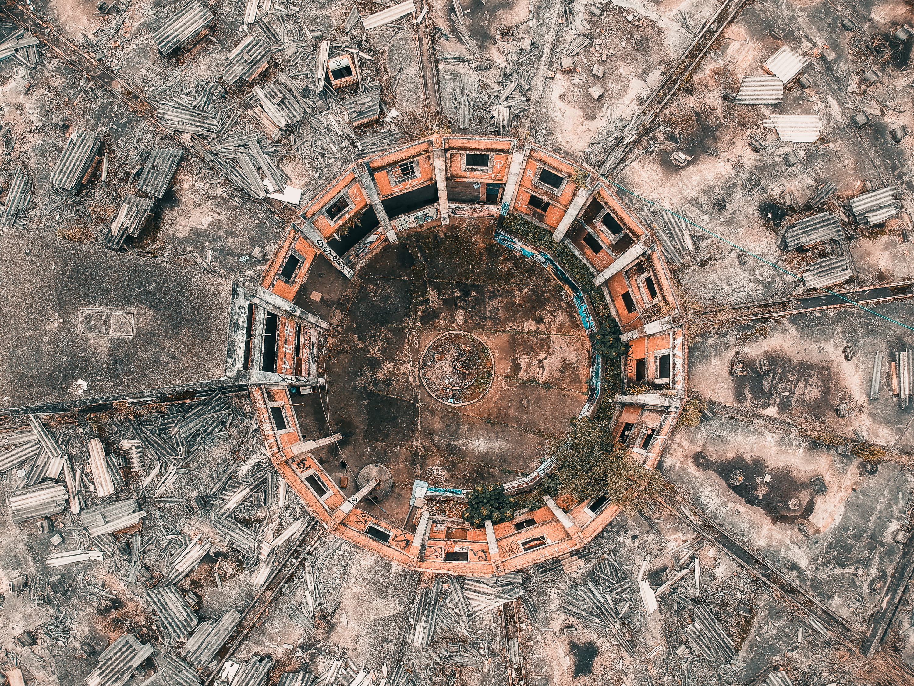 full frame, concentric, old, outdoors, backgrounds, directly below, architecture, abandono, the past, directly above, circle, ceiling, built structure, HD Wallpaper