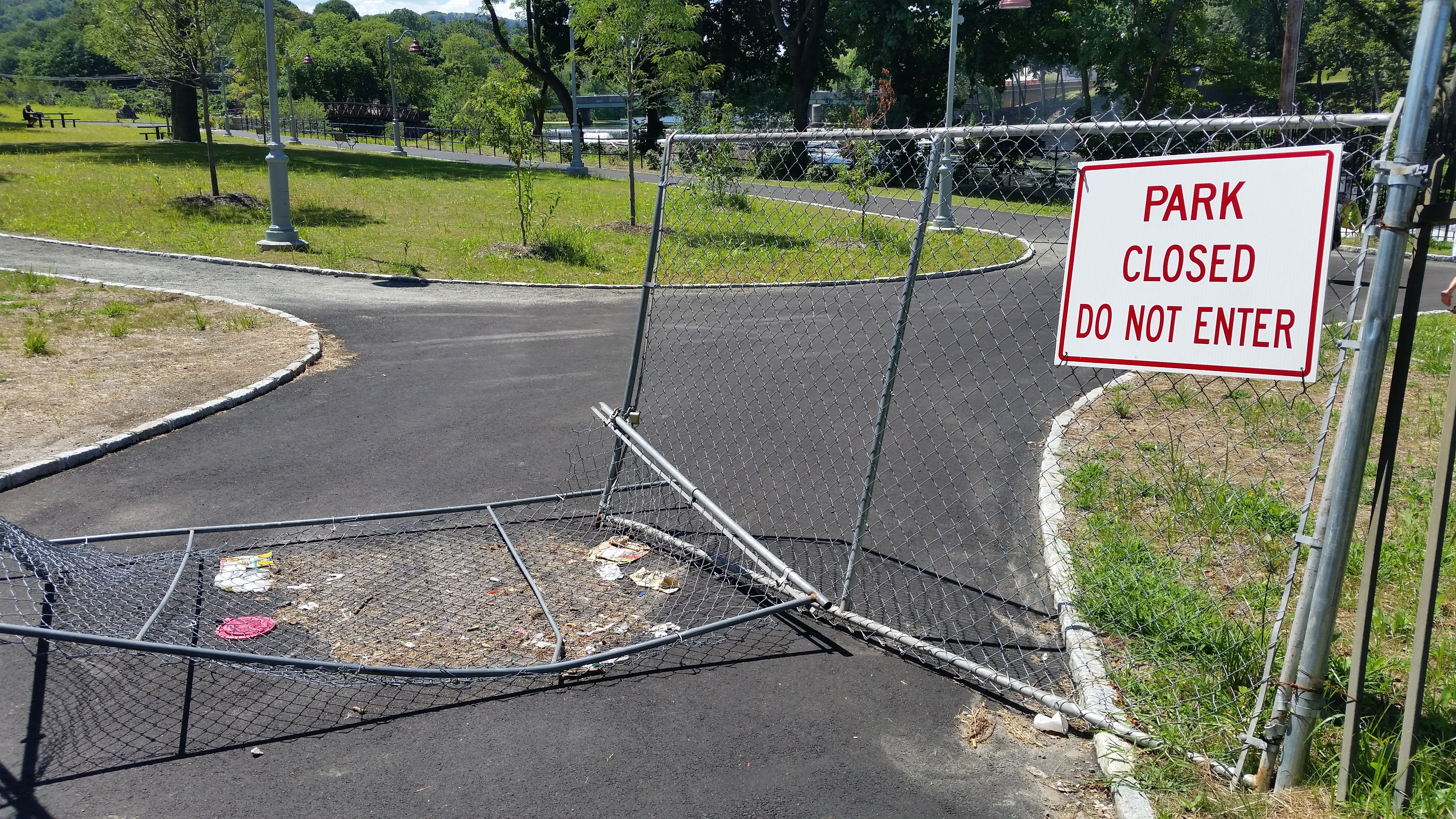 western script, 5K, open, outdoor, outdoors, trespass, sign, information, illegal, fence, road, communication, link, text, no people, breaking the law, HD Wallpaper