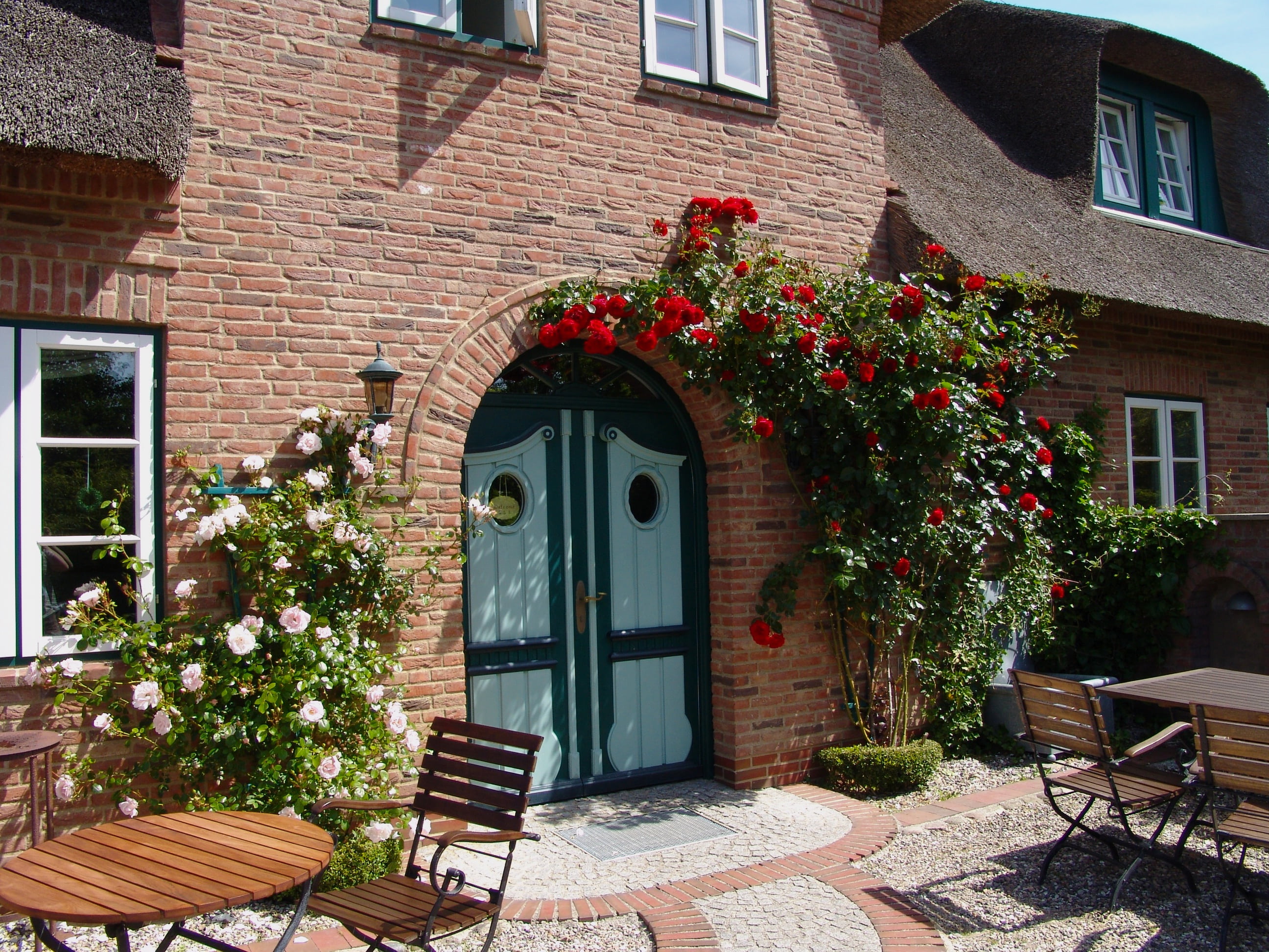 outdoors, home, plant, seat, sunlight, brick, flowering plant, architecture, wall, house, flower pot, northern germany, built structure, day, residential district, HD Wallpaper