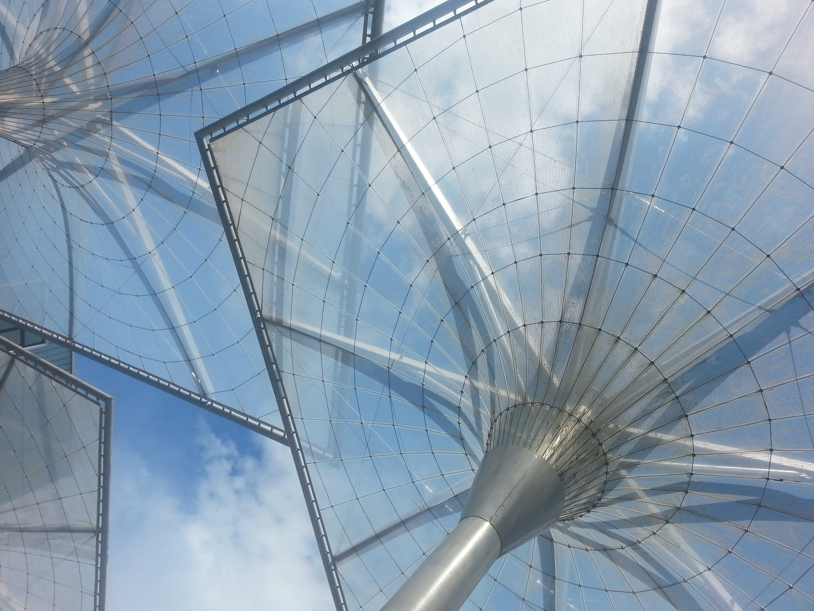plexiglas, no people, built structure, arts culture and entertainment, amusement park ride, sun, sky, architecture, cloud - sky, low angle view, geometric shape, HD Wallpaper