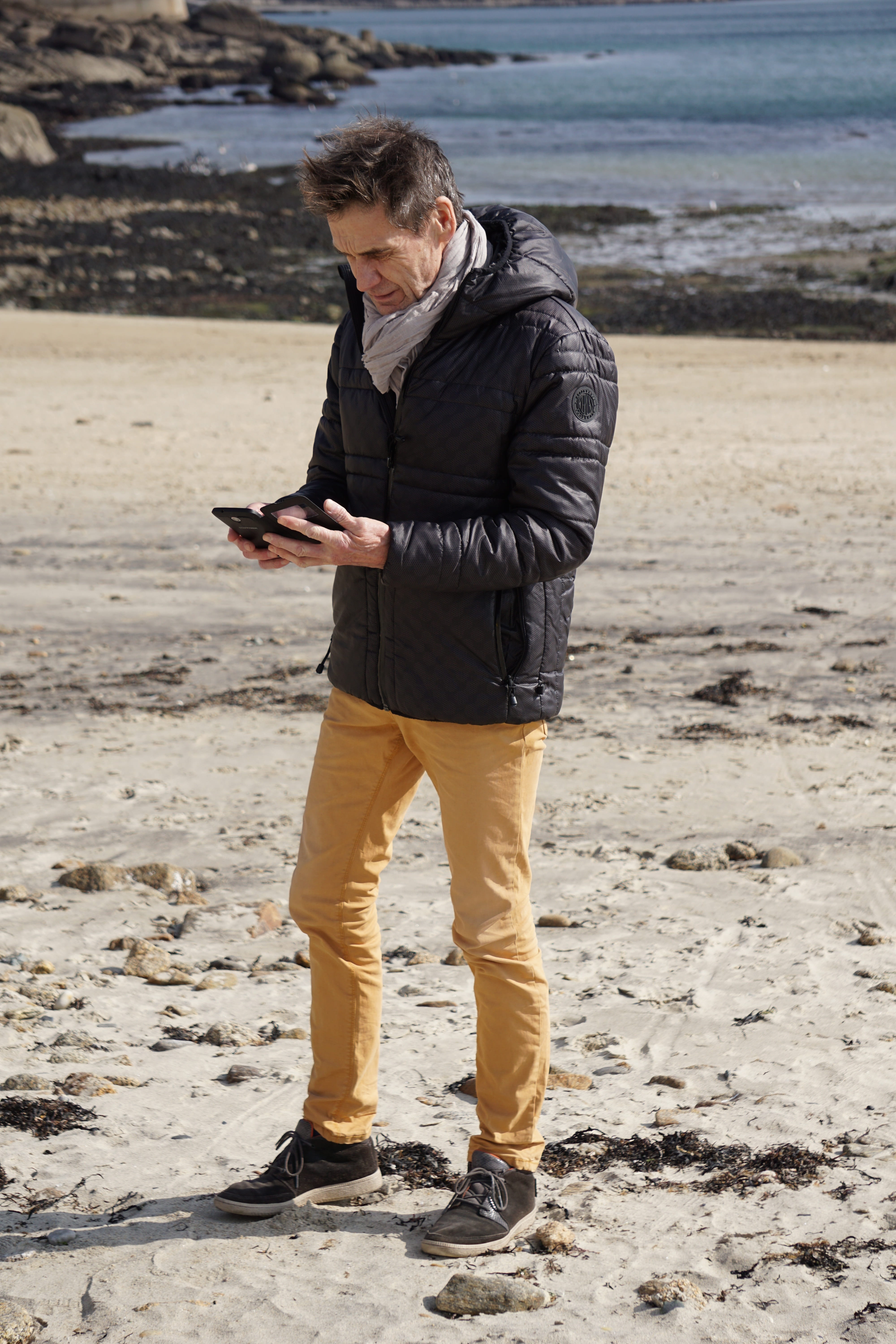 land, young men, wireless technology, mobile phone, one person, communication, beach, People, casual clothing, phone, holding, 5K, leisure activity, promenade, Phone HD Wallpaper