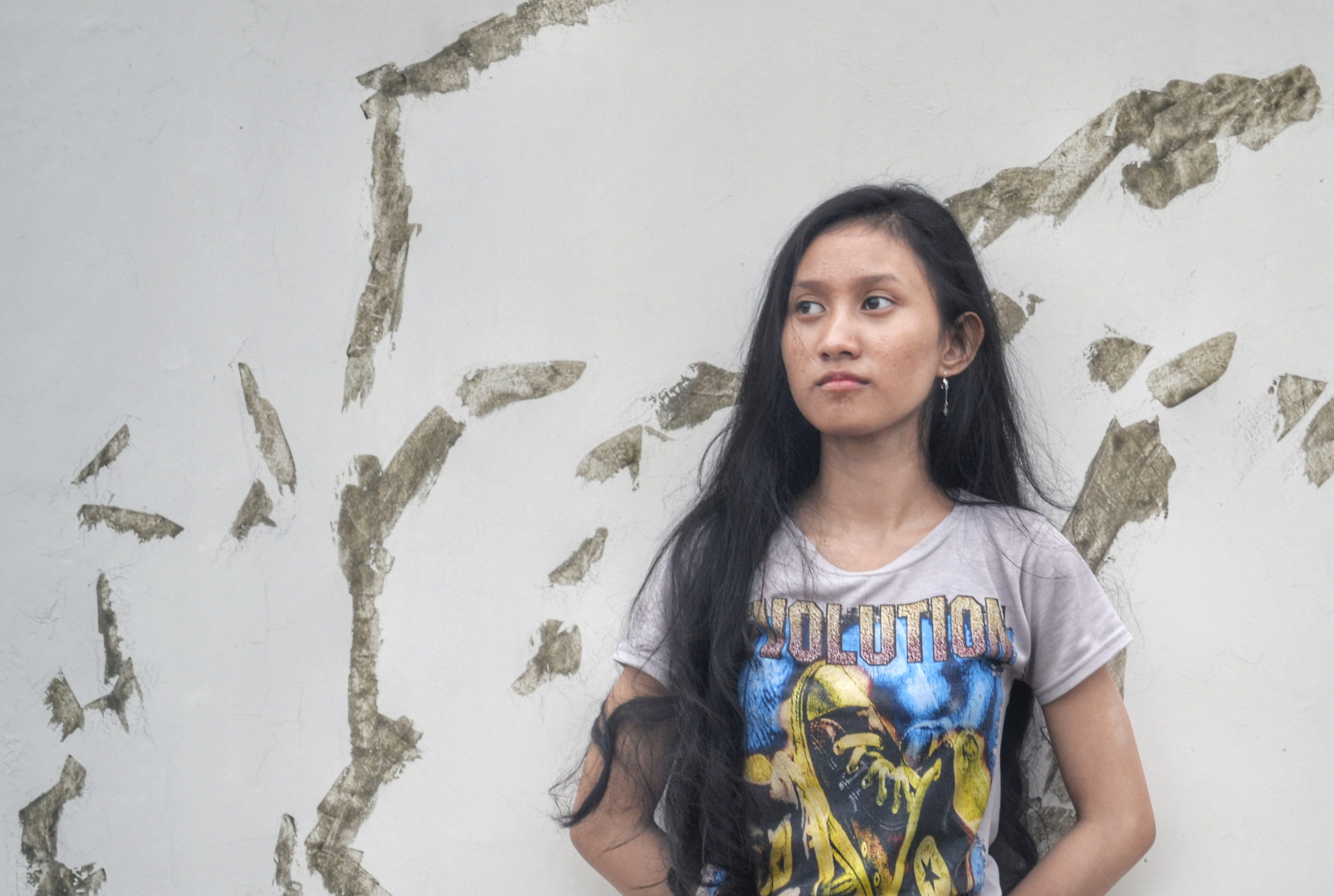 2K, indonesian, front view, casual clothing, wall - building feature, looking at camera, quiet, lifestyles, hairstyle, portrait, waist up, beautiful woman, HD Wallpaper