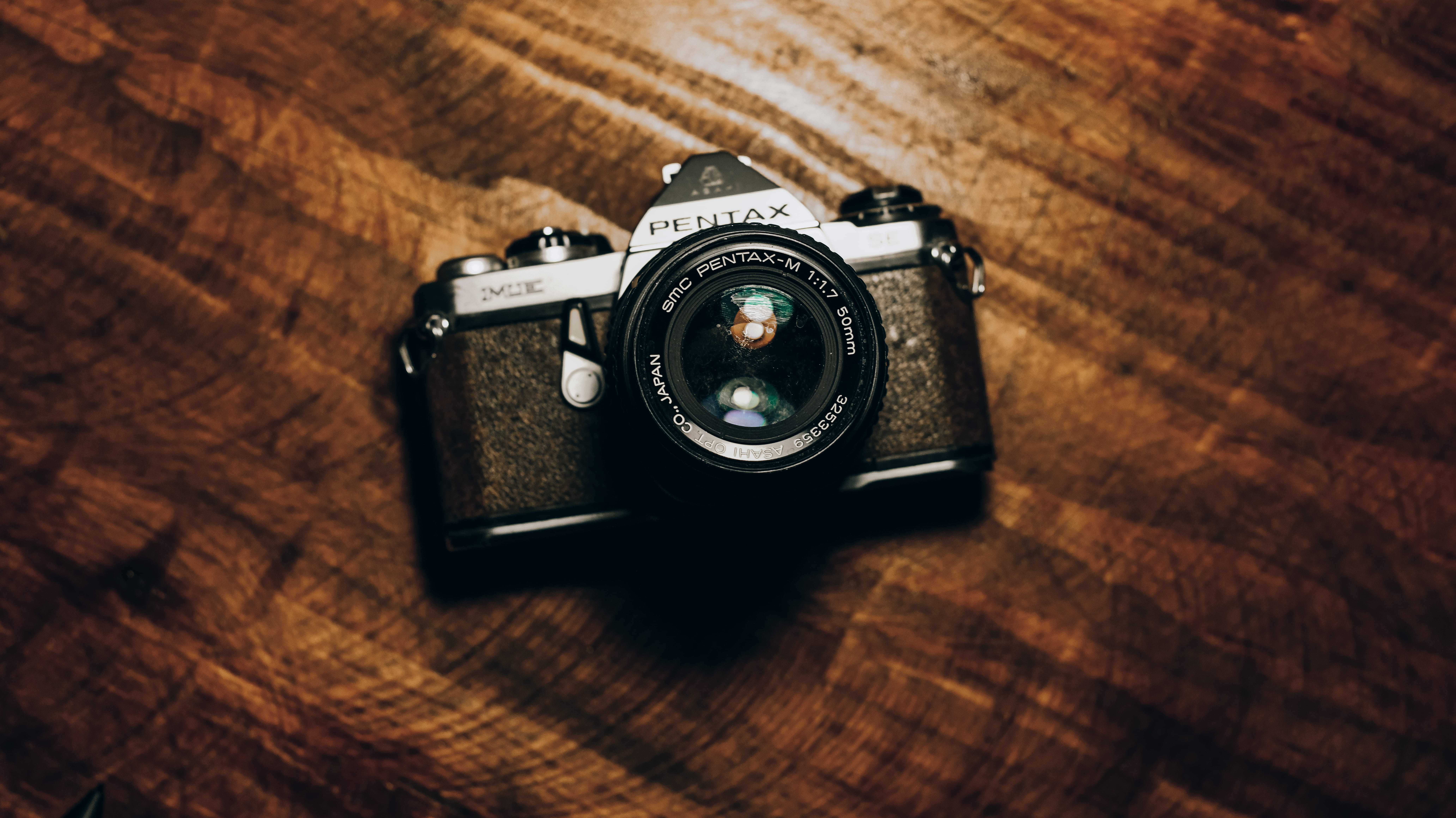 porcelain, wood - material, brown, photography themes, art, digital camera, adapter, alloy wheel, wheel, camera, surface, single object, technology, camera lens, HD Wallpaper