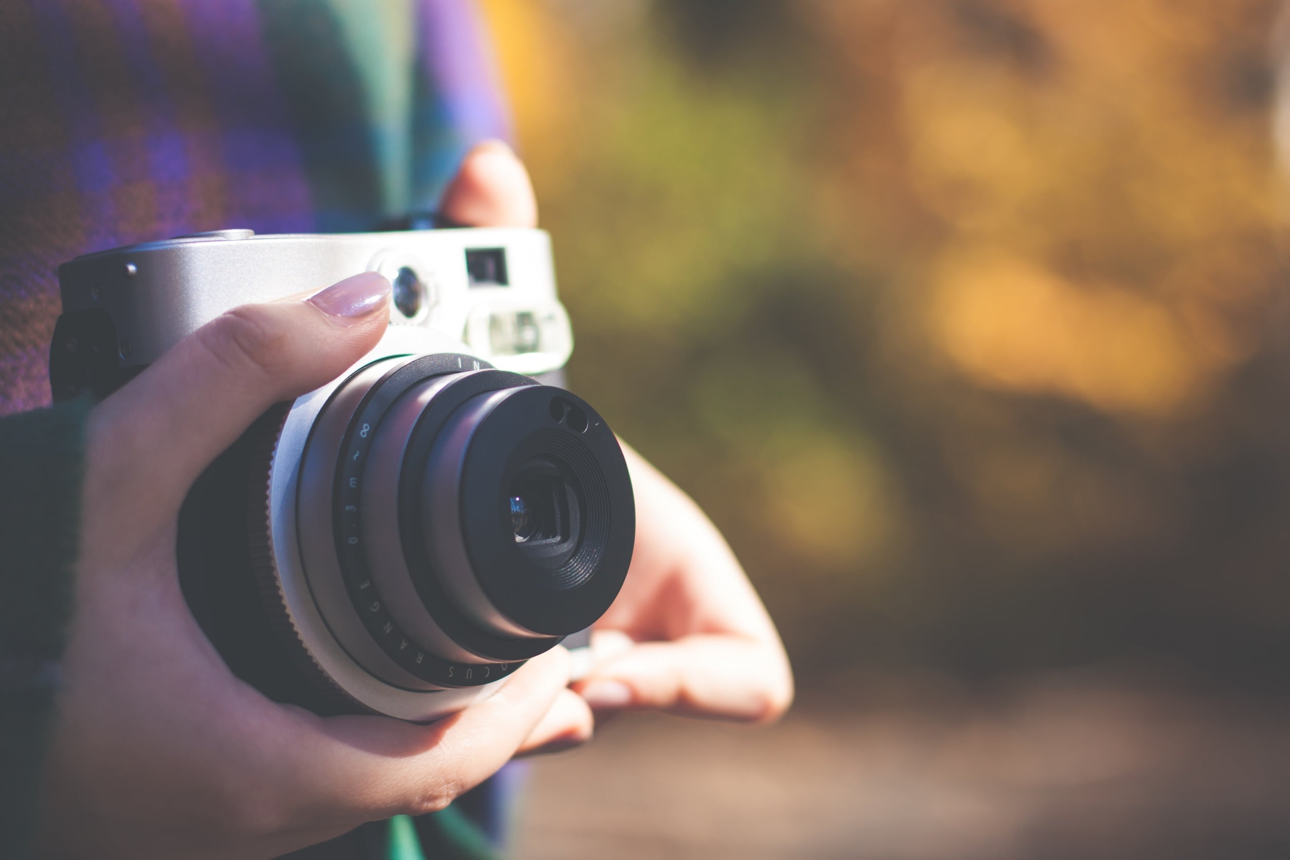 photography themes, lens, photography, camera - photographic equipment, person, close-up, photographing, human hand, milc, focus on foreground, digital camera, HD Wallpaper