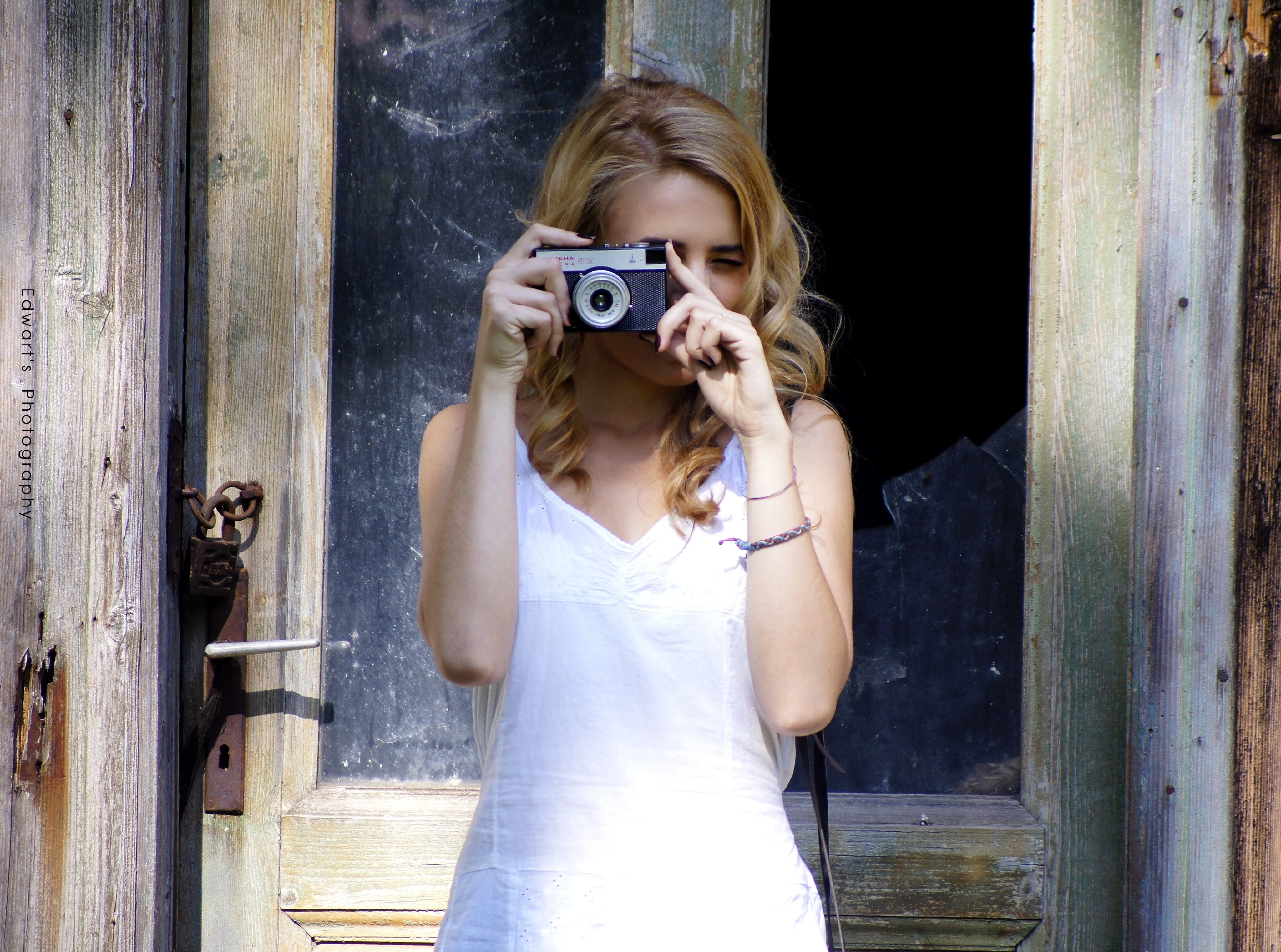 leisure activity, one person, day, hairstyle, 4K, camera - photographic equipment, young adult, activity, holding, casual clothing, entrance, door, romanian, HD Wallpaper