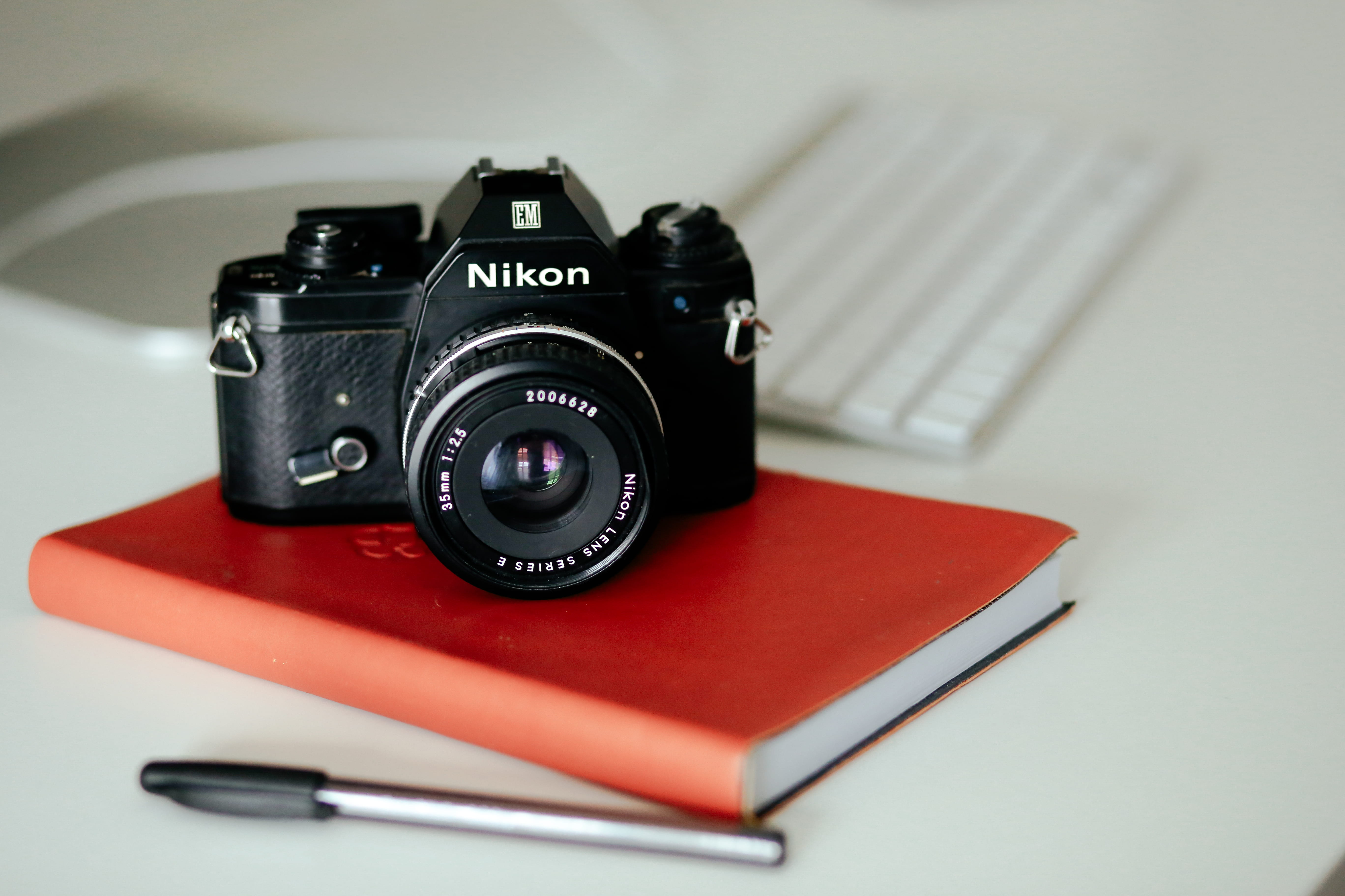 pen, communication, technology, indoors, camera - photographic equipment, equipment, slr camera, lifestyle, notepad, book, business, computer desk, lens - eye, HD Wallpaper