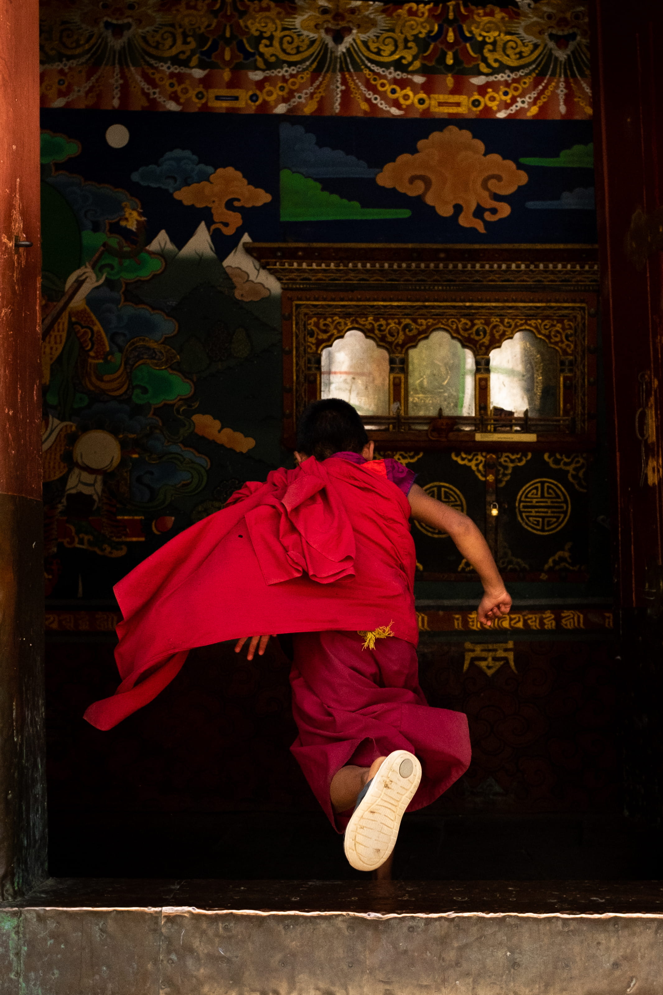 2K, religion, one person, lifestyles, built structure, x100f, red, rear view, architecture, travel, spirituality, belief, adult, monk, photography, culture, Phone HD Wallpaper