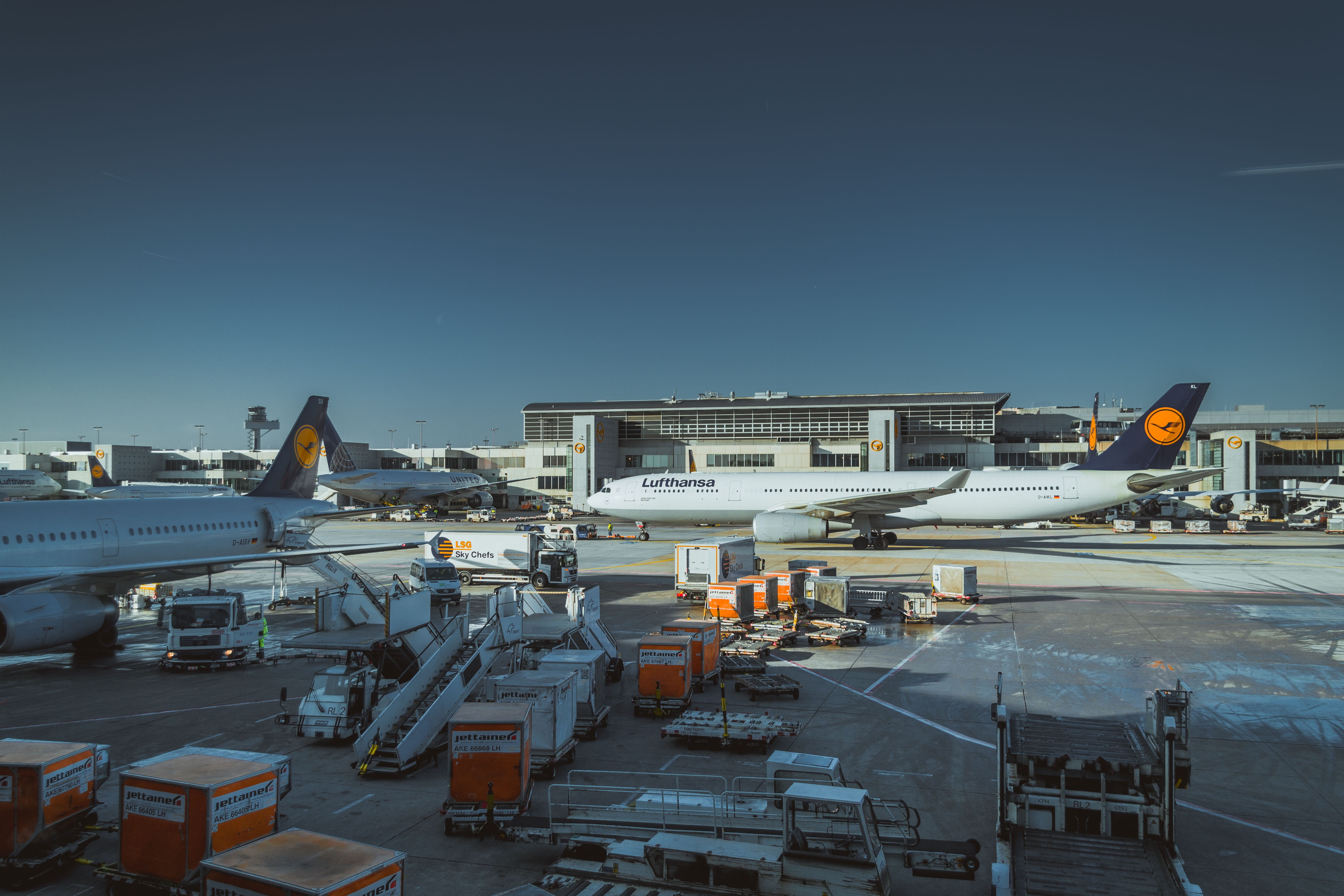 air vehicle, van, transportation, architecture, airport runway, 5K, container, built structure, road, trip, airline, incidental people, buildings, outdoors, HD Wallpaper