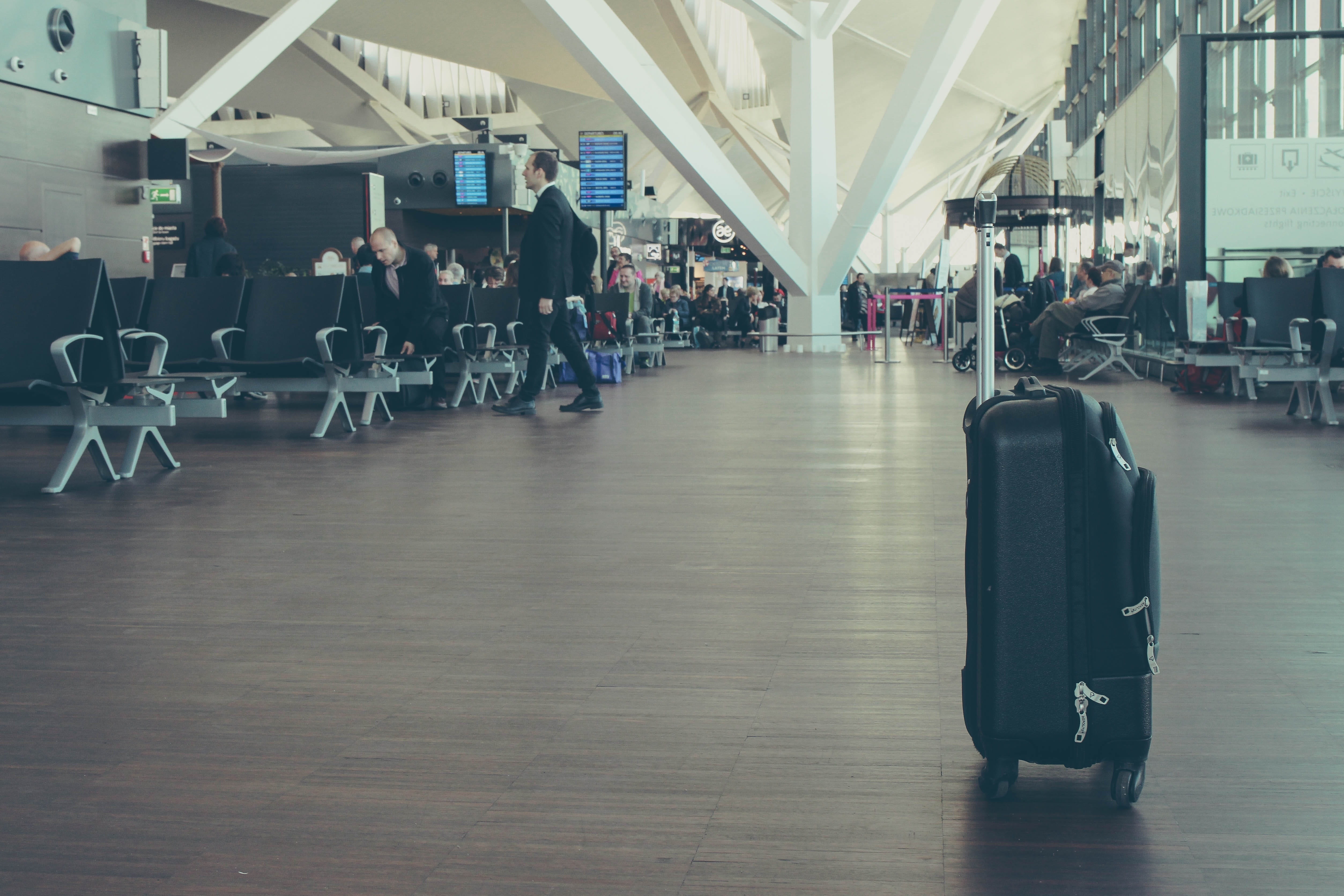 luggage, indoor, building, architecture, waiting, travel, lifestyles, infrastructure, rear view, 4K, men, journey, transportation, suitcase, group of people, HD Wallpaper
