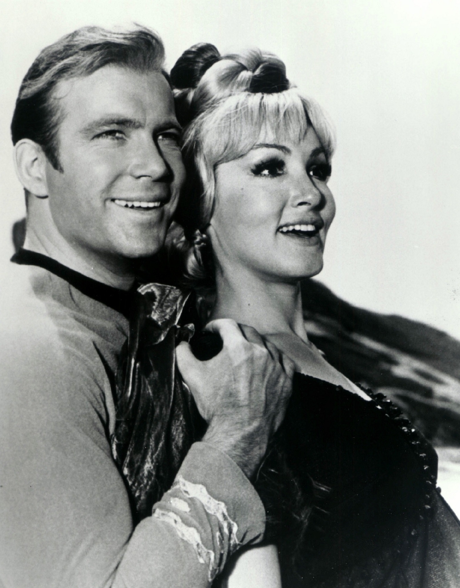 happiness, love, julie newmar, hollywood, young women, trekkies, adult, series, smiling, tv, vintage, monochrome, bonding, hairstyle, emotion, togetherness, Phone HD Wallpaper