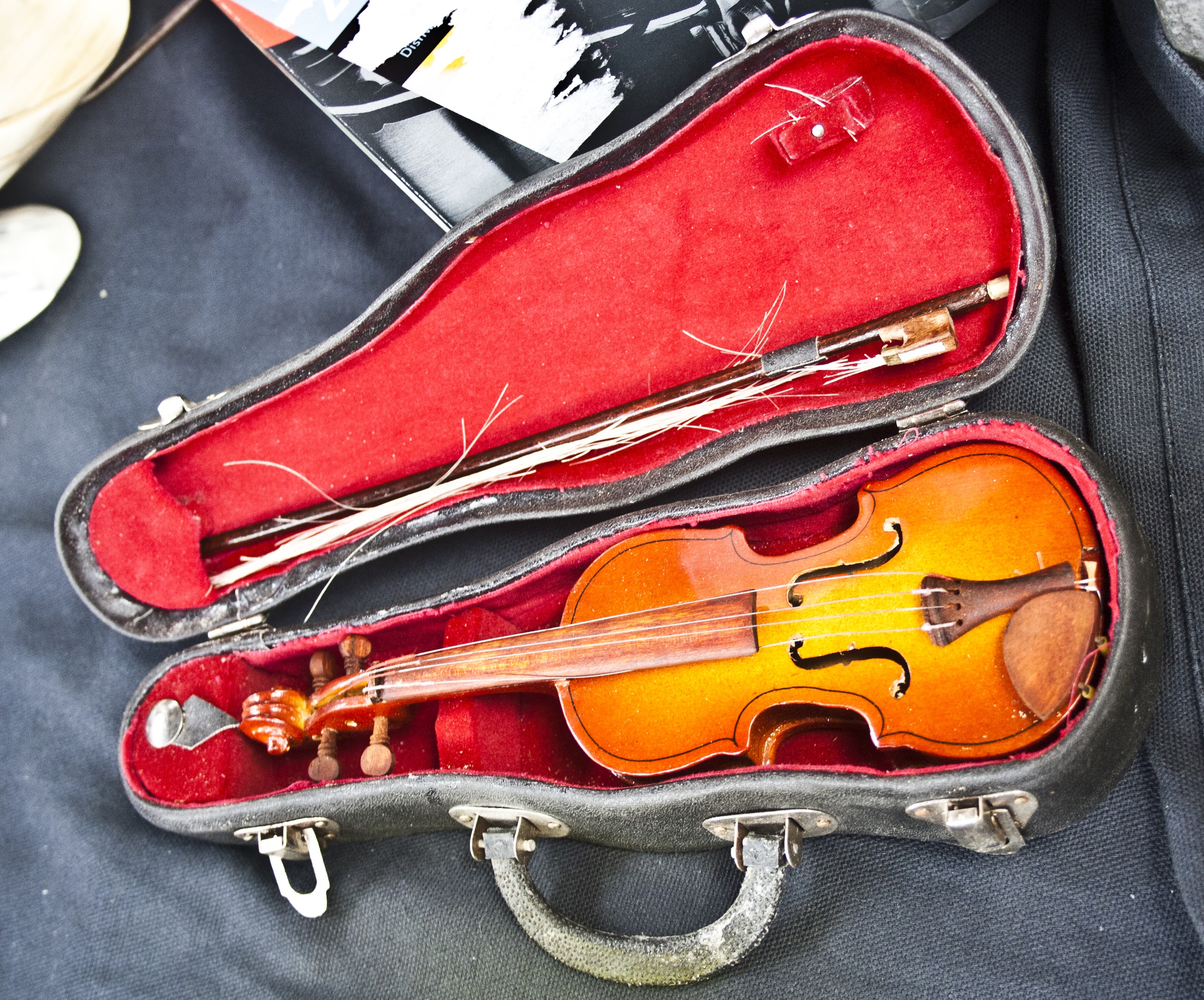 musical, red, 2K, textile, still life, shoe, arts culture and entertainment, string, close-up, table, string instrument, indoors, no people, fashion, leather, HD Wallpaper