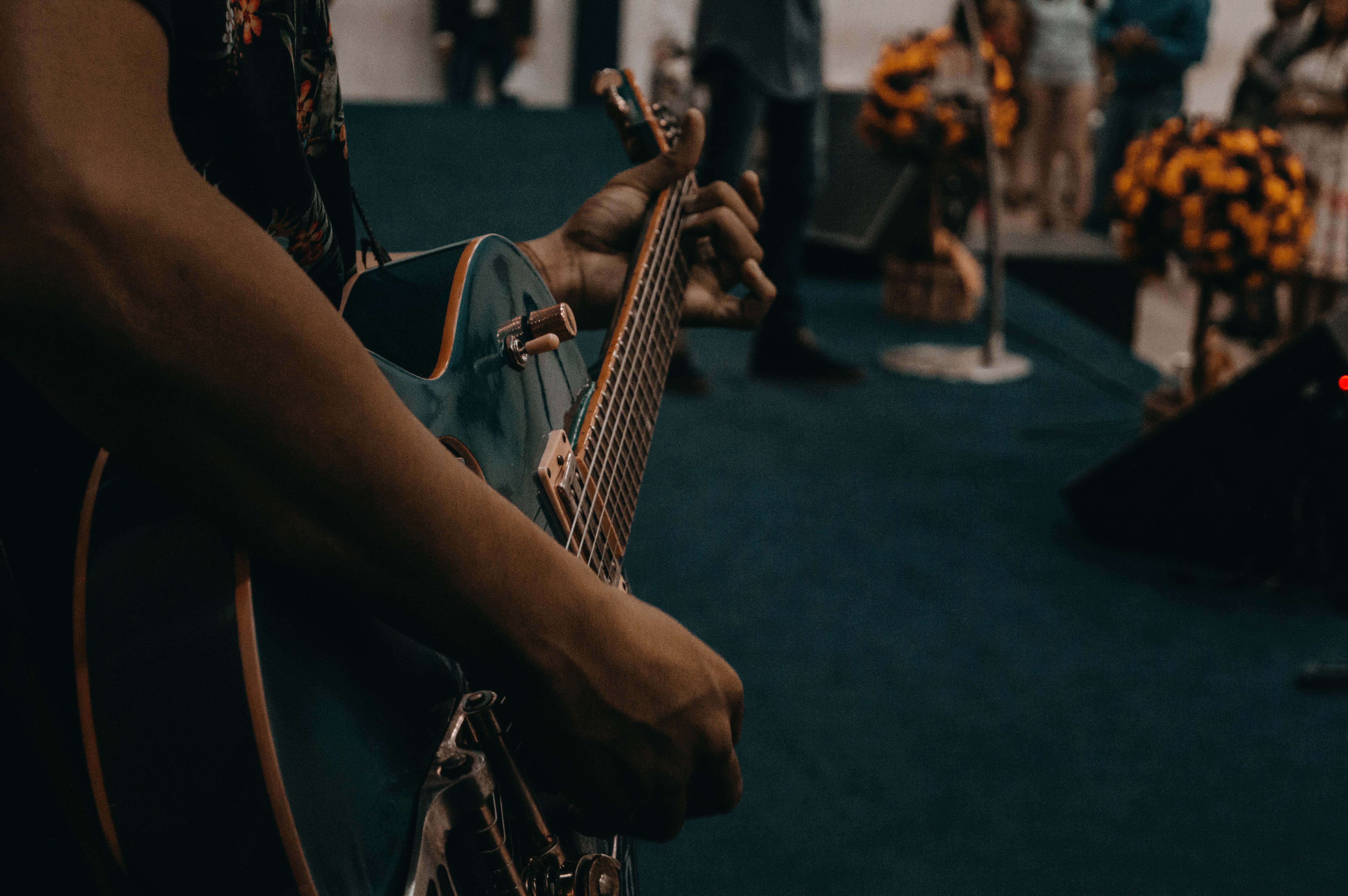 focus on foreground, playing, bass guitar, performance, black, electric guitar, human, musical equipment, person, mandolin, music band, leisure activities, HD Wallpaper