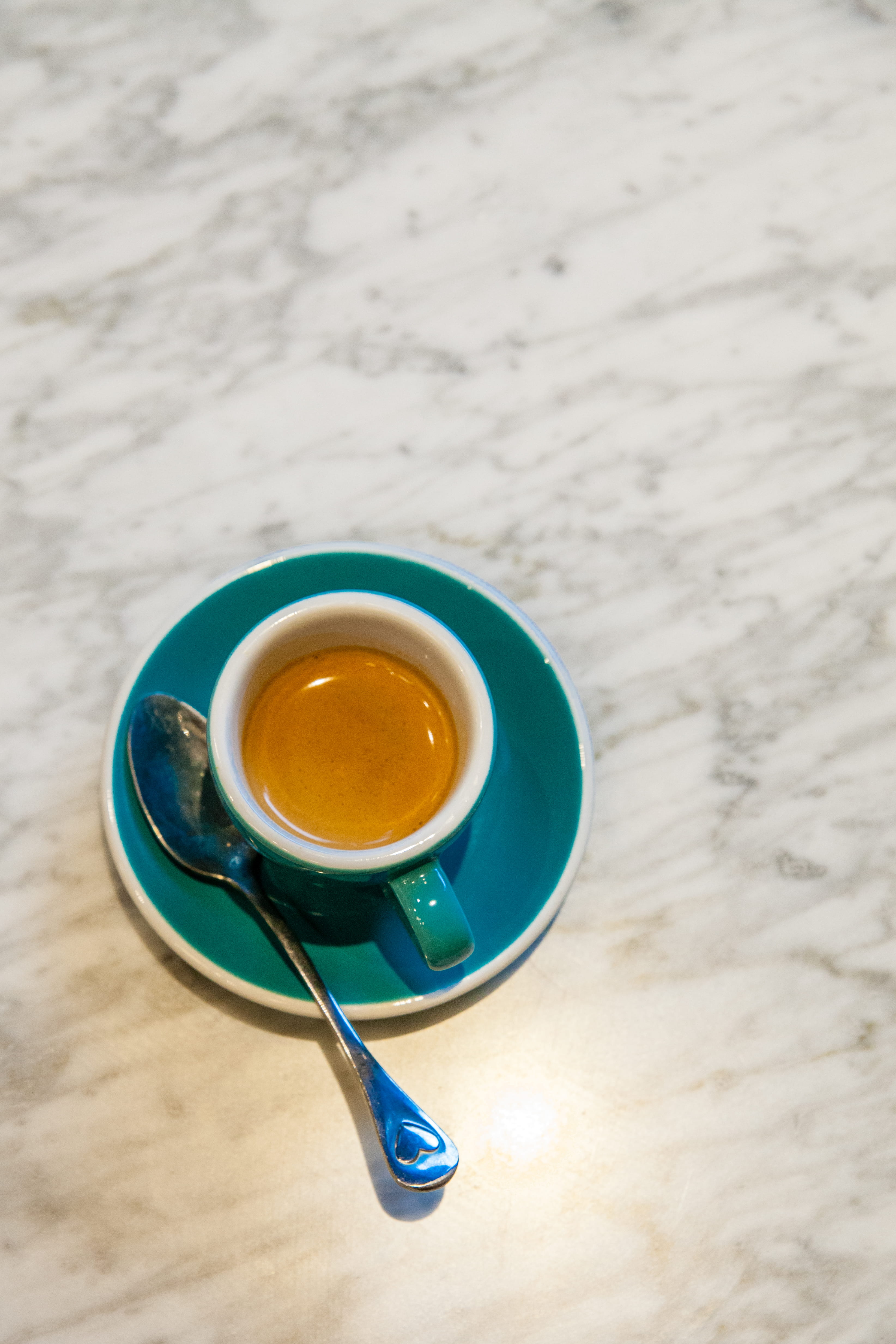 4K, latte, hot drink, high angle view, kitchen utensil, coffee - drink, coffee, food, still life, spoon, restaurant, food and drink, indoors, saucer, beverage, Phone HD Wallpaper