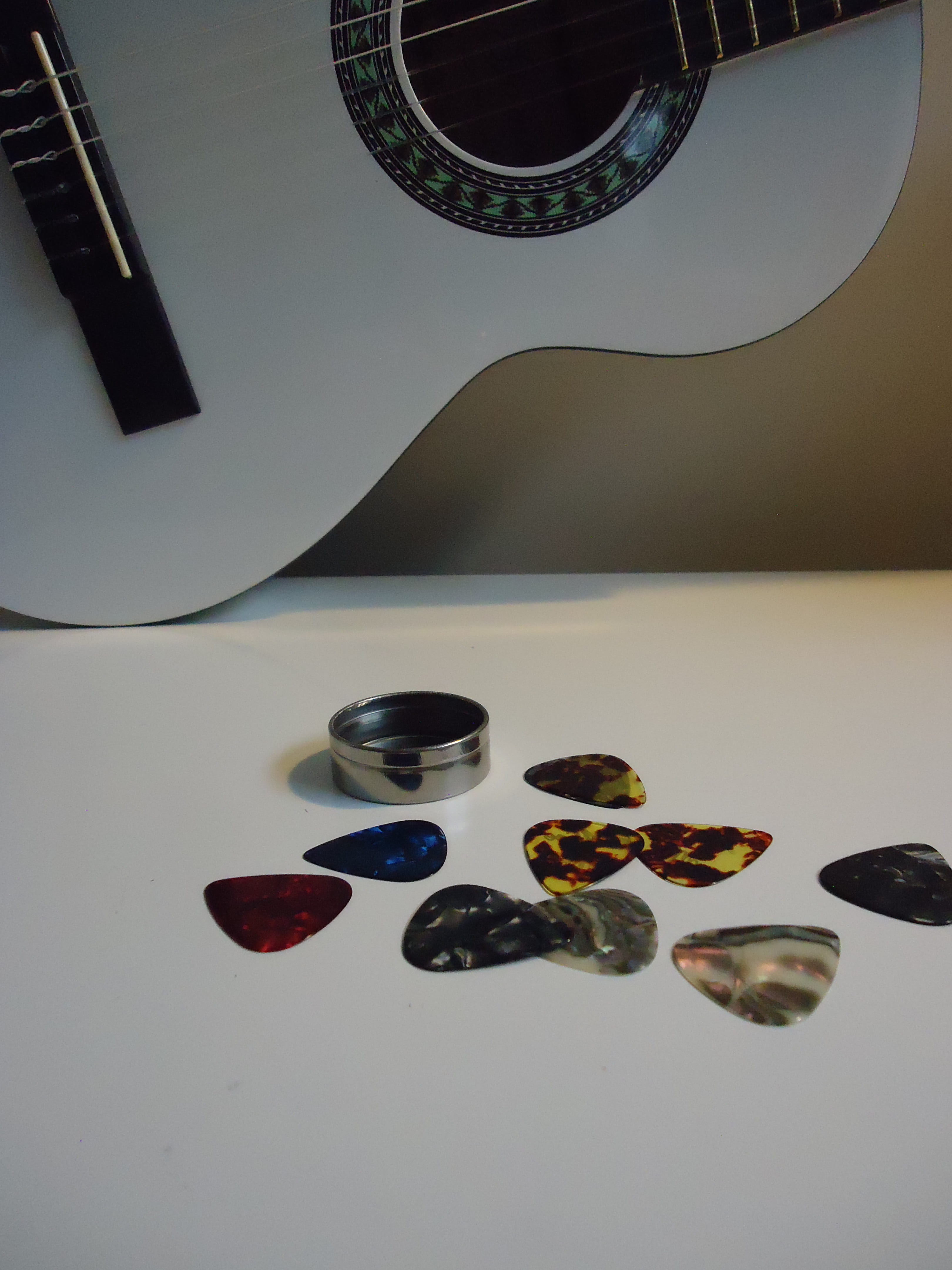 Glance, choice, circle, creativity, technology, personal accessory, black color, wealth, indoors, variation, craft, art and craft, 4K, plectrum, Music, Phone HD Wallpaper