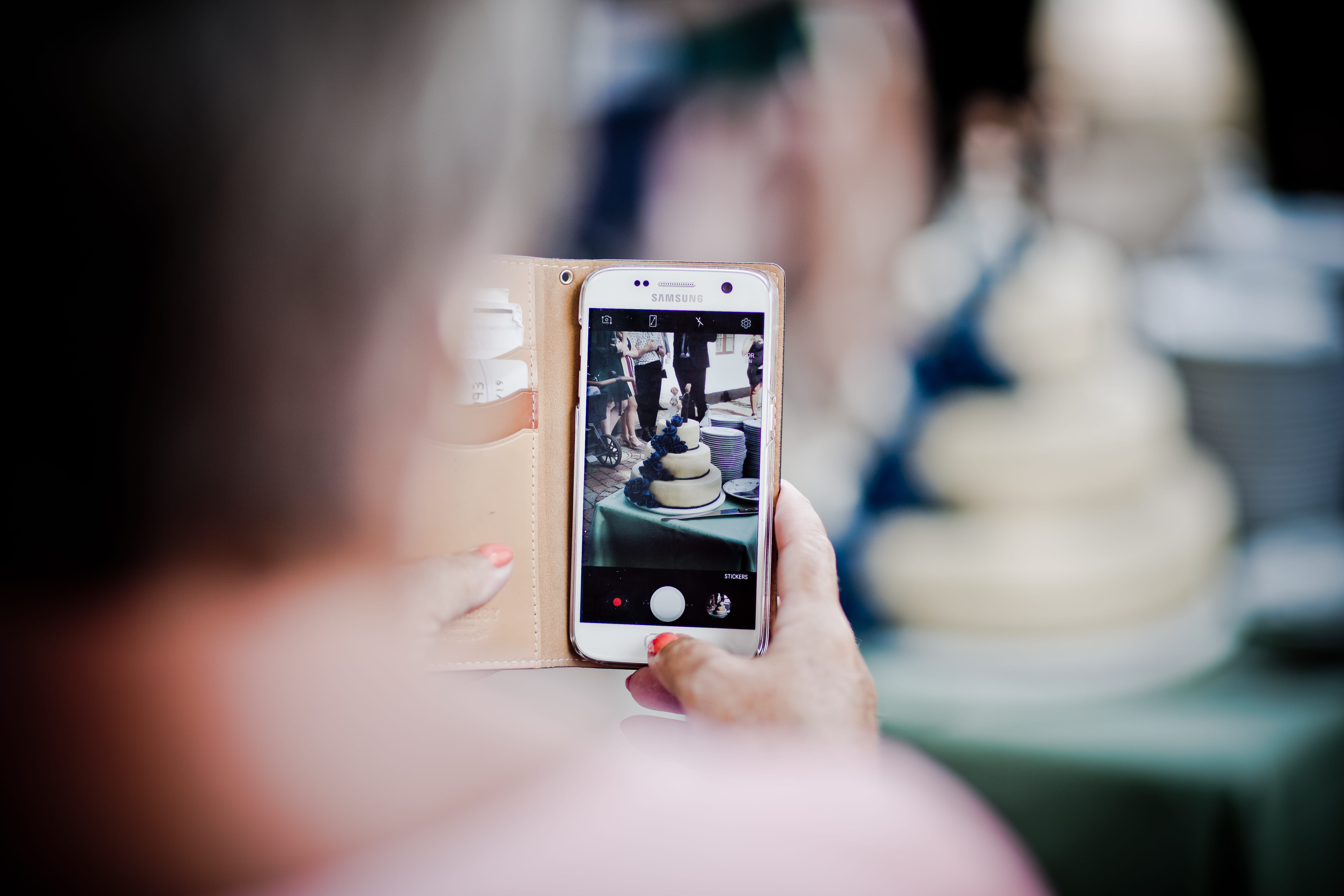 selective focus, s, young adult, woman, portable, photo messaging, photography themes, adult, wireless technology, one person, photographing, displaying, HD Wallpaper