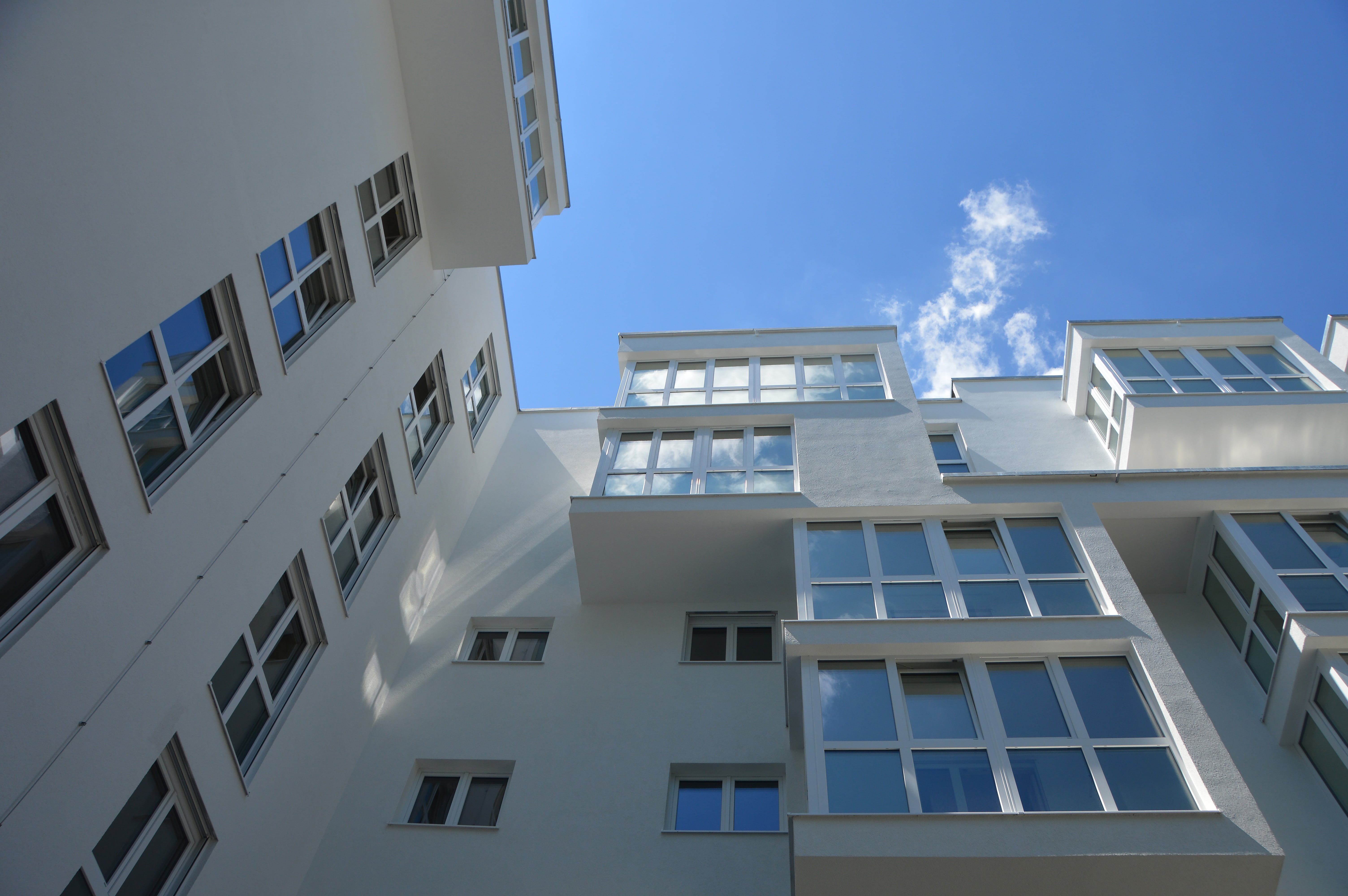 building, cloud - sky, apartment, town home, day, downtown, window, mirroring, sunlight, outdoors, roofs, white, sky, white color, building exterior, live and work, HD Wallpaper