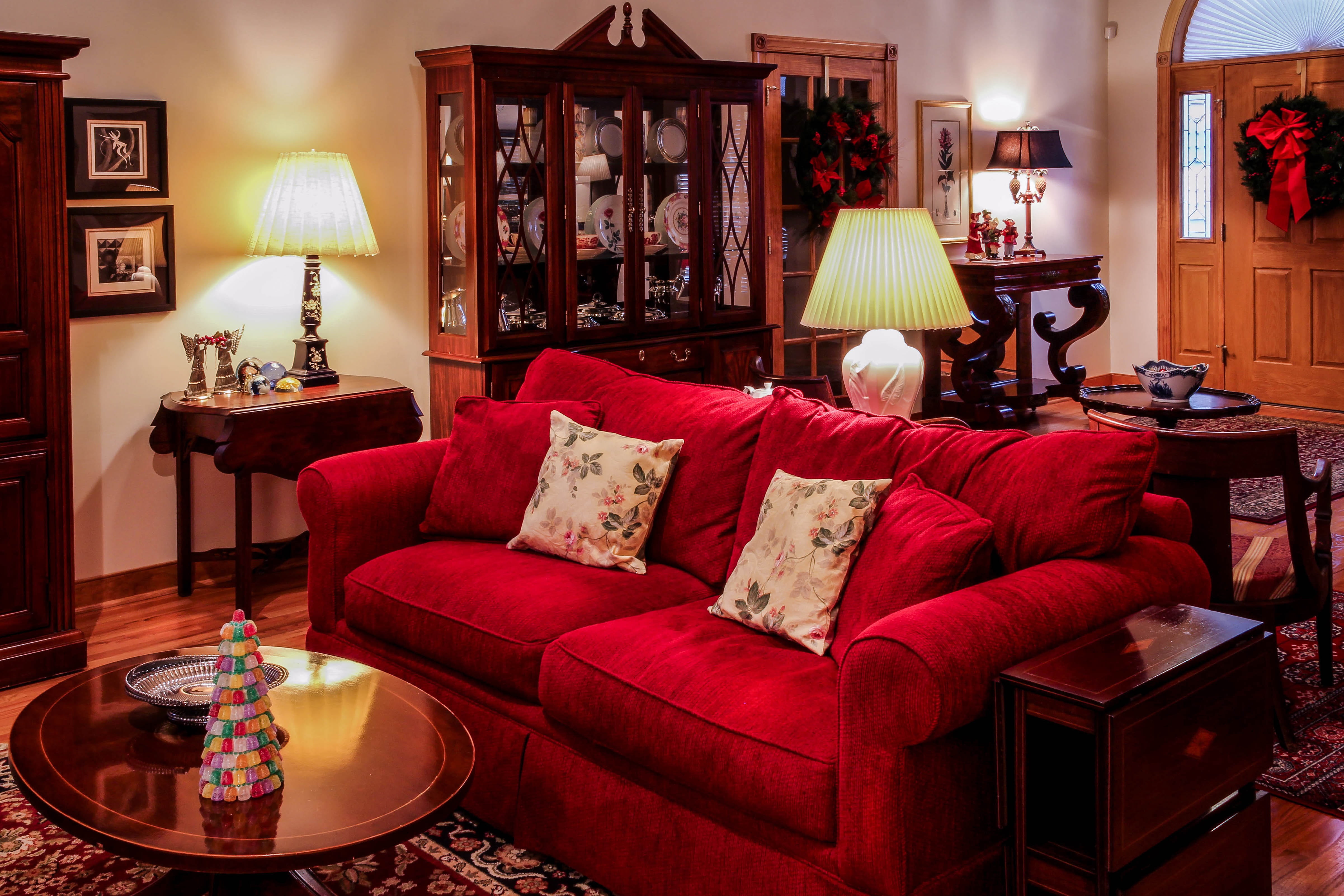 antique, staging, glass, elegance, lighting equipment, comfortable, tea table, christmas decorations, carpet, decoration, luxury, lamp, furniture, sofa, HD Wallpaper